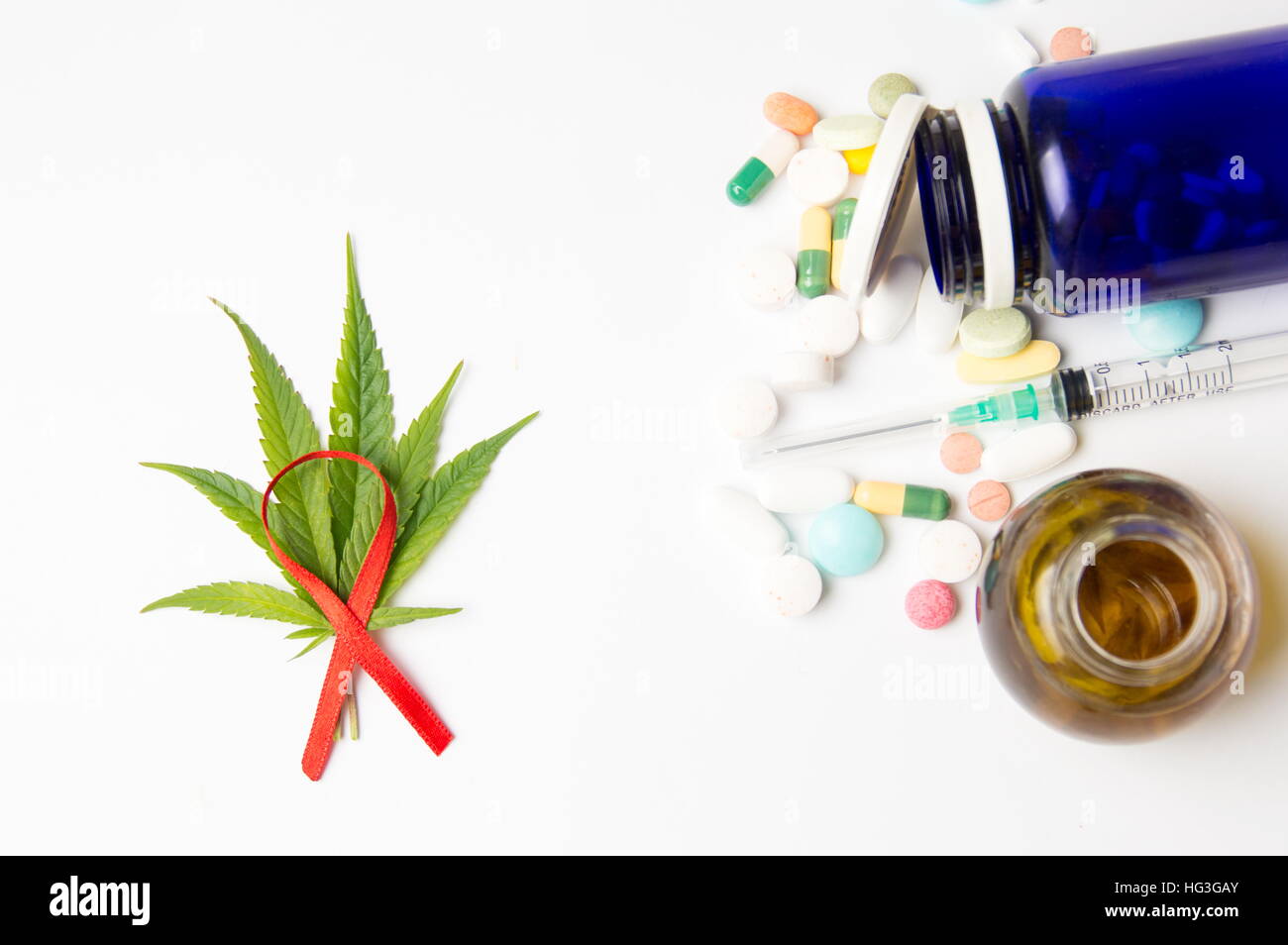 Marihuana, Blätter, Bekämpfung des Krebs-Zeichen und Medikamente auf weißem Hintergrund Stockfoto