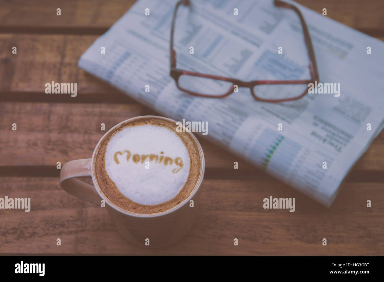 Morgendliche Tasse Kaffee und Newspater mit Gräsern Stockfoto