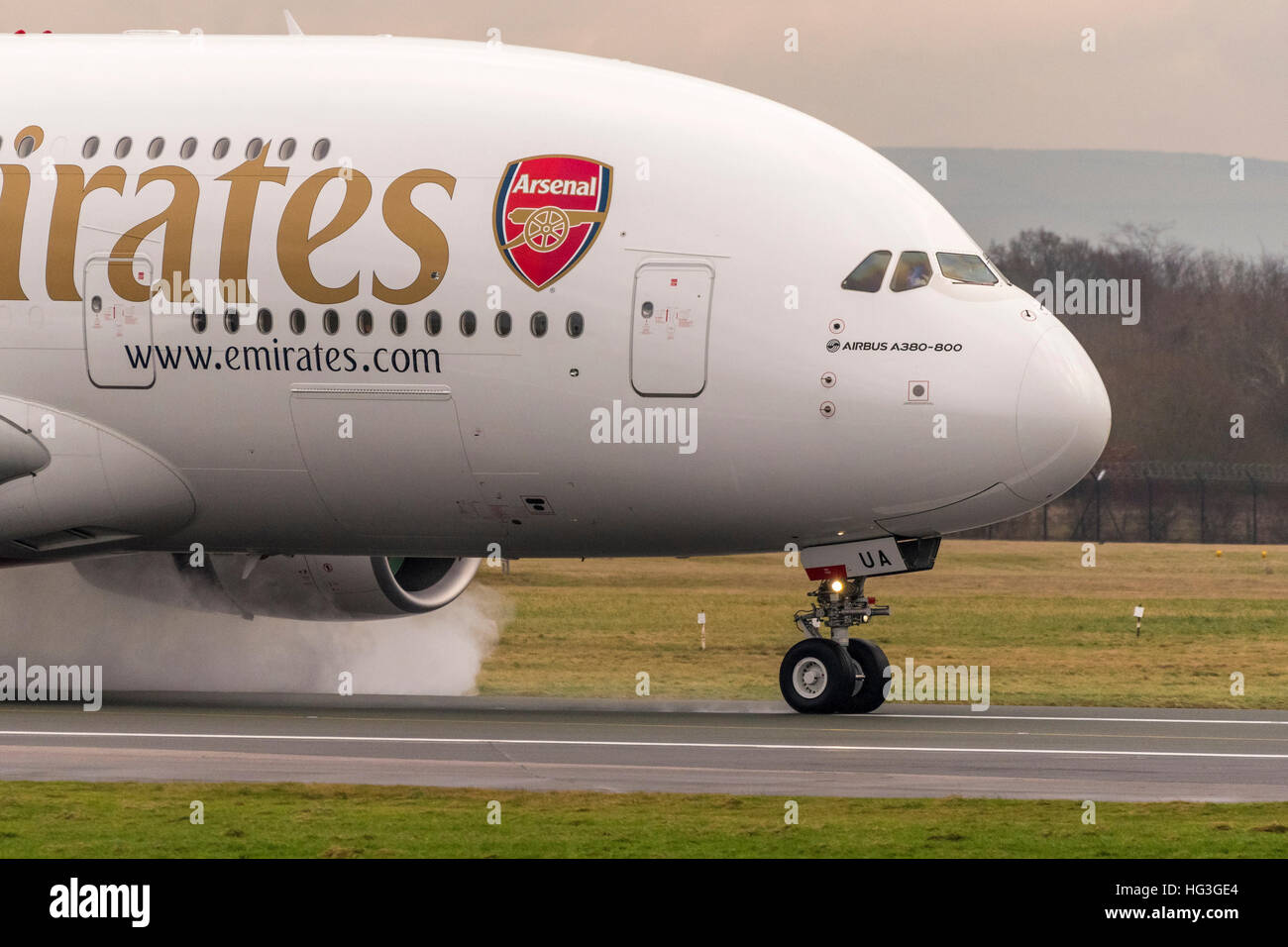 Emirates A380-800 Airbus Landung im Regen. Arsenal Fußball Team Aufkleber. Stockfoto