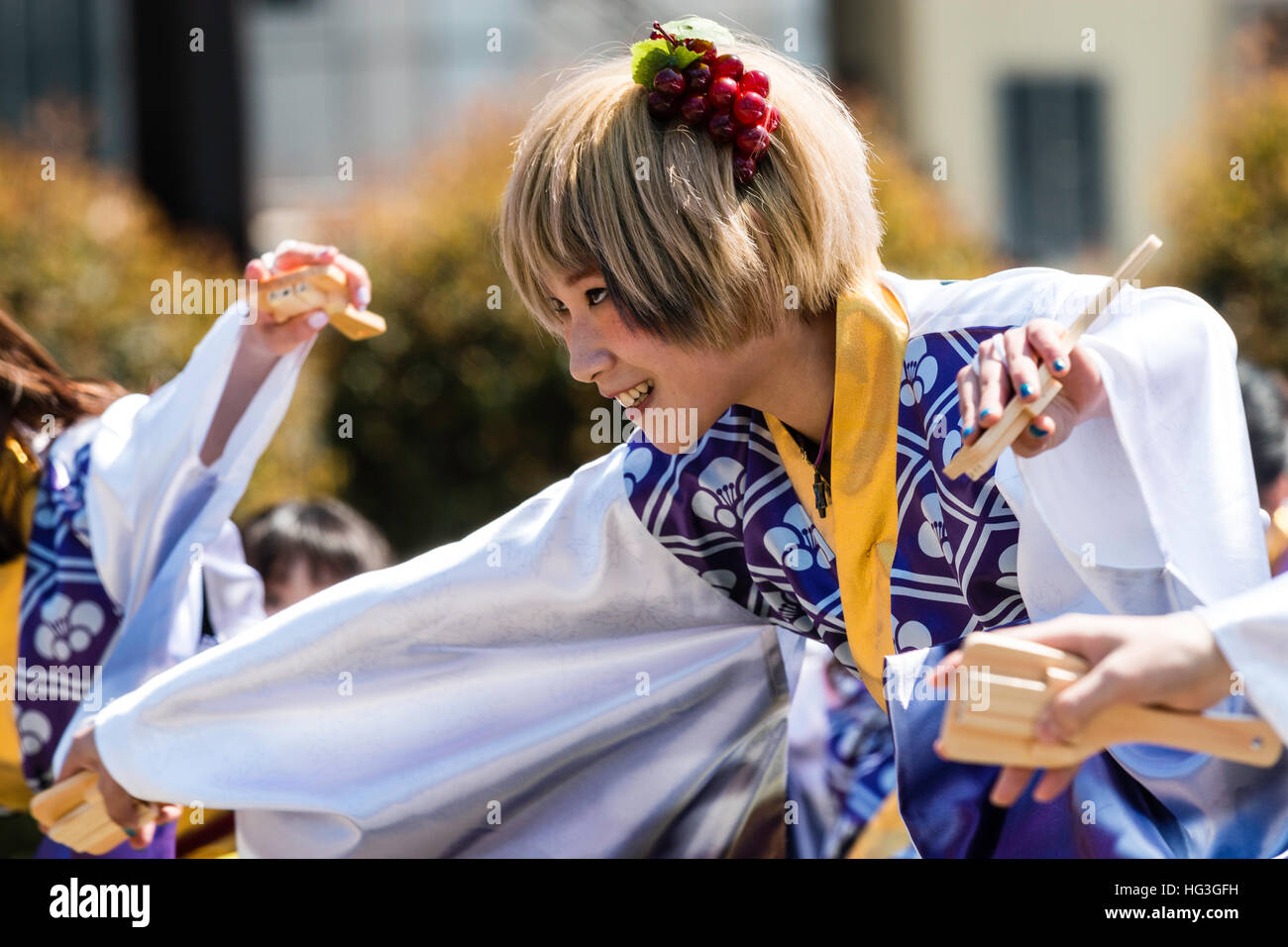 Japanische Yosakoi Festival. Junge Studentin Frau Tänzer mit gefärbten blonden Haare, nach vorne und lächelte. Seitenansicht. Stockfoto