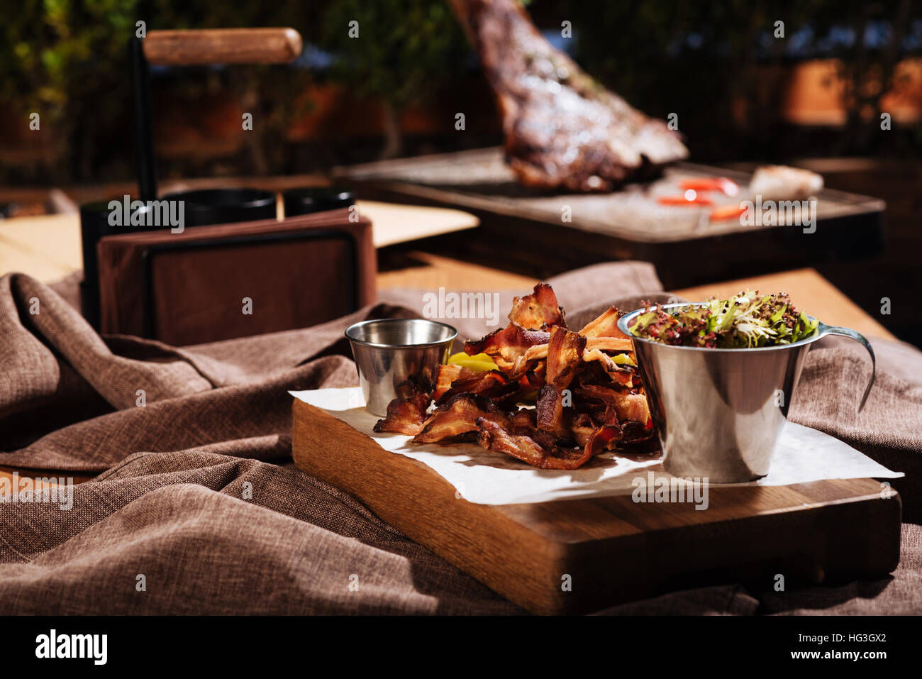 Speck und Salat stehen im Speisesaal Stockfoto