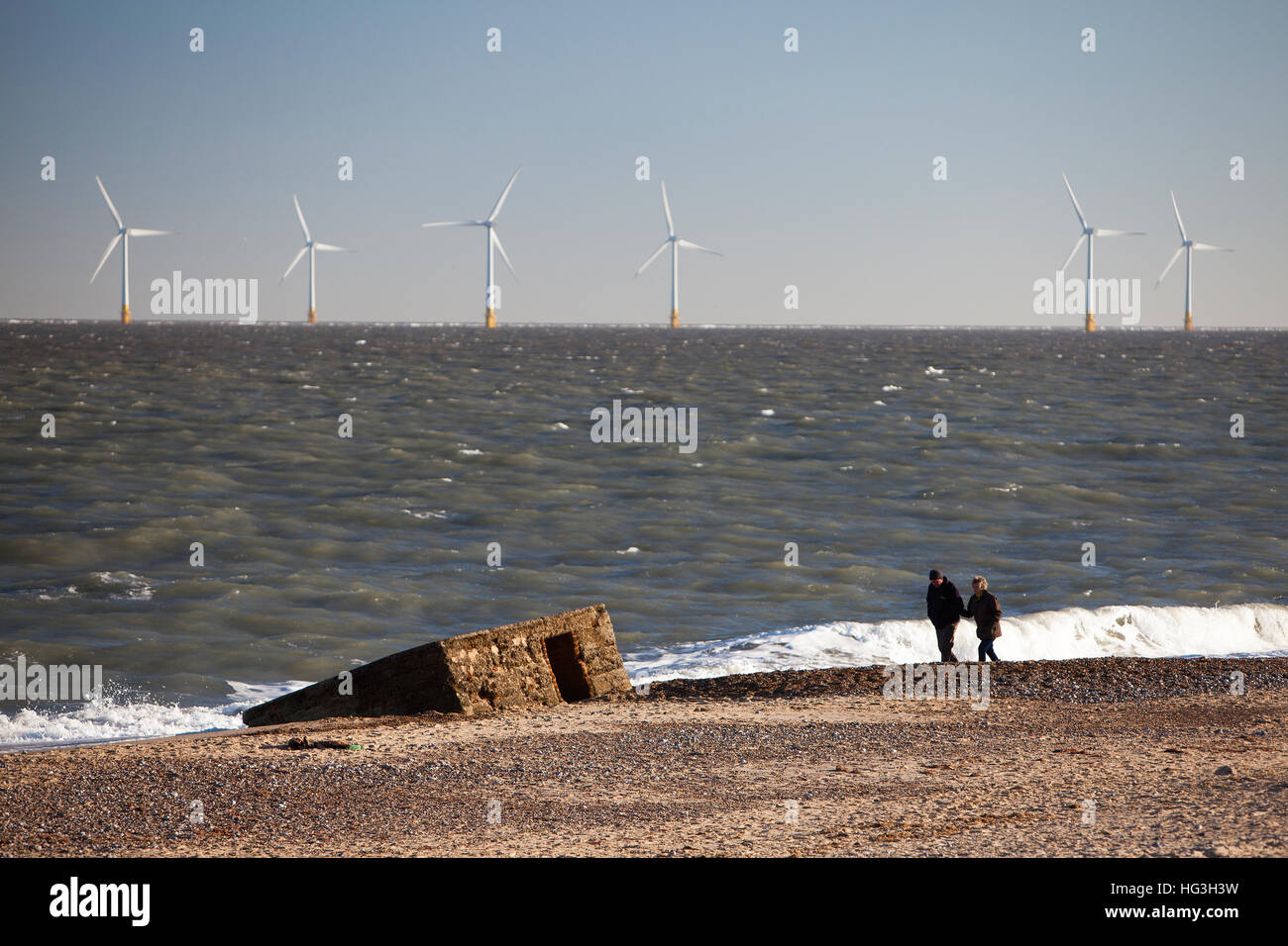 Alten Krieg Pillbox teilweise im Sand am Strand von Caister begraben. Stockfoto