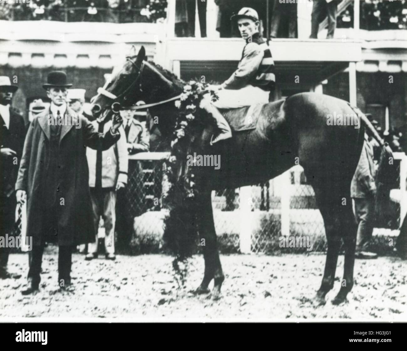 Sir Barton, johnny Loftus, Sieger des Kentucky Derby 1919 und der erste Triple Crown Sieger, j.k.l Ross, Besitzer, Trainer h.g. Bedwell holding Pferd. Stockfoto