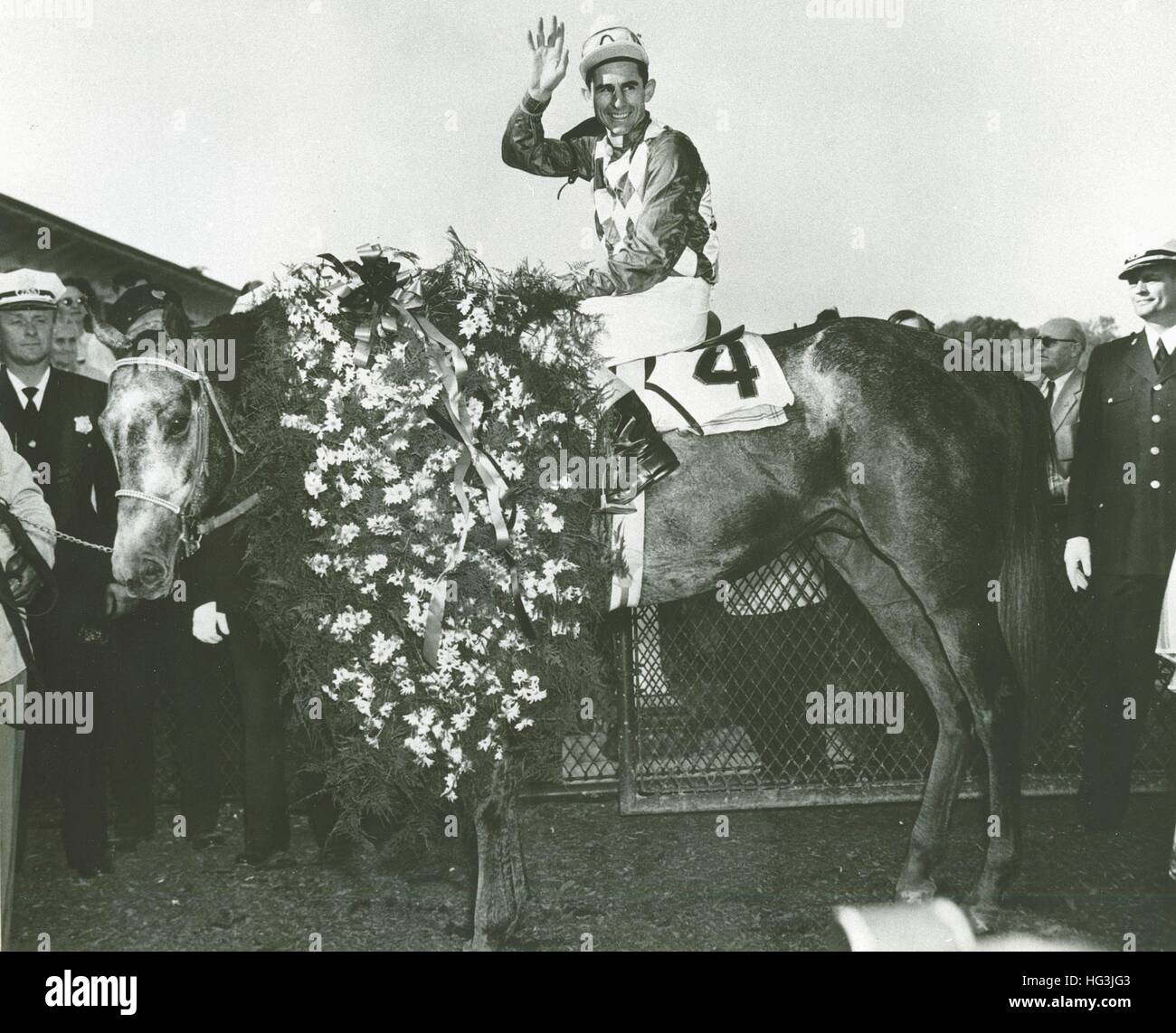 Native Dancer, mit Jockey Eric Guerin an Bord, ist mit einer Decke des schwarz-Eyed Susans im Kreis des Siegers nach ihrem Sieg in der Preakness stakes Pferderennen am Pimlico Rennstrecke in Baltimore. Eigentümer Alfred g. Vanderbilt ist links und Trainer winfrey steht der zweite von links. Obwohl native dancer nicht das Kentucky Derby gewinnen, er hat den Preakness und Belmont Stakes Rennen 1953 zu gewinnen. Foto von Bert Morgan Stockfoto