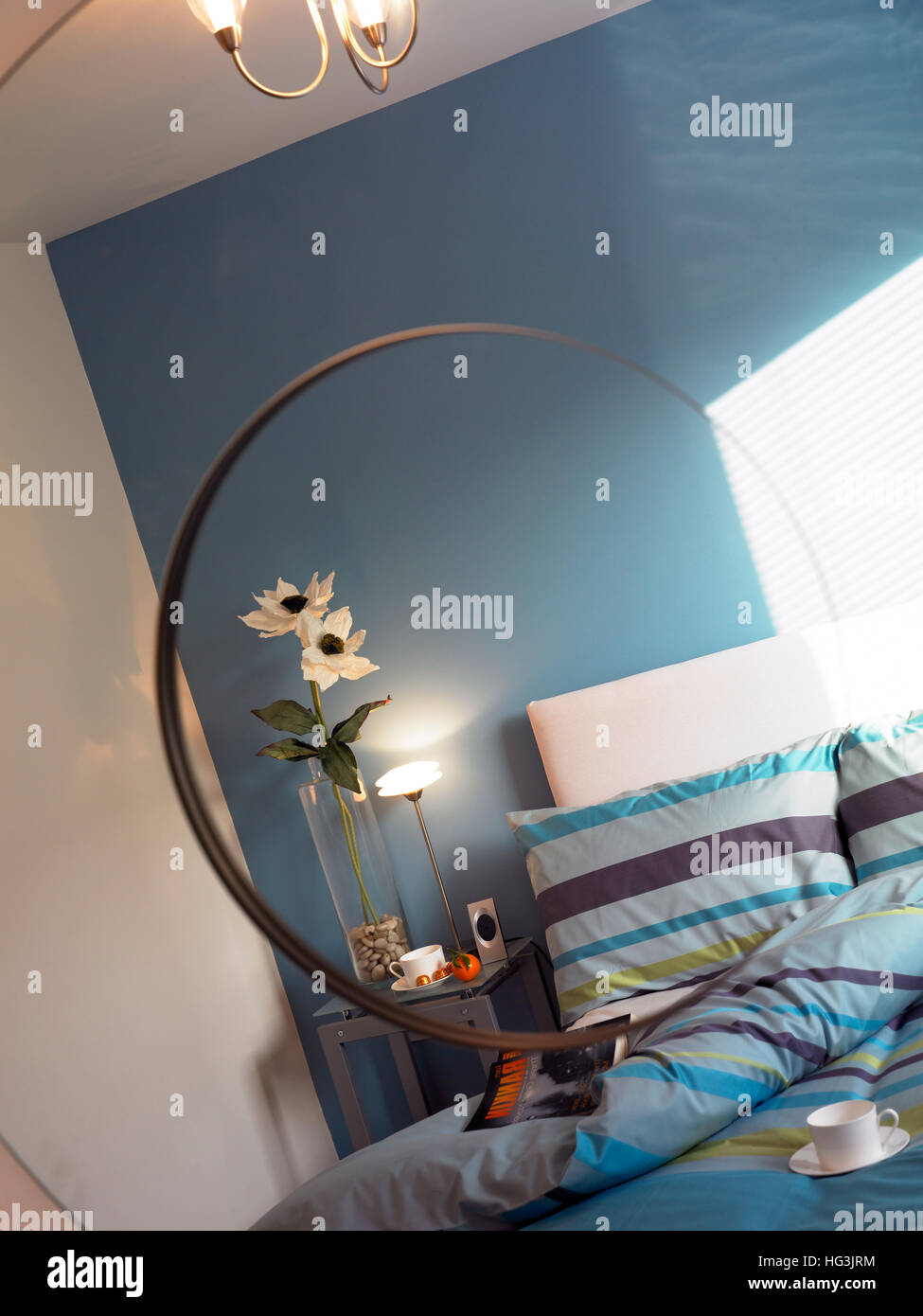 Blaue Schlafzimmer in Spiegel reflektiert Stockfoto