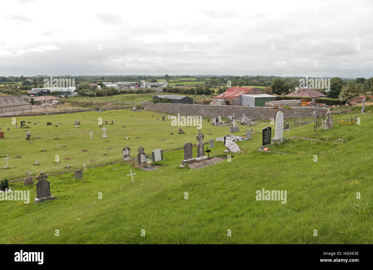 St Johns Friedhof, mit Blick auf Tipperary Stadt, County Tipperary, Irland (Eire). Stockfoto