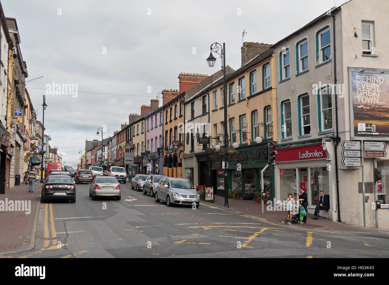 Gesamtansicht der Stadt Tipperary (entlang der Main Street), County Tipperary, Irland (Eire). Stockfoto