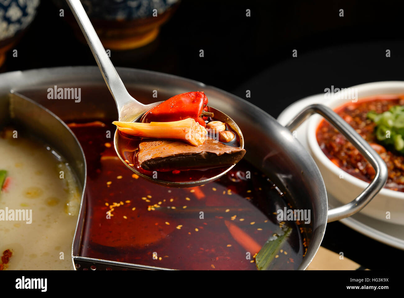 Szechuan Hotpot - würzige chinesische Eintopf mit Rindfleisch, Tofu, Garnelen, Pilze, grüne Blätter und Nudeln. Stockfoto