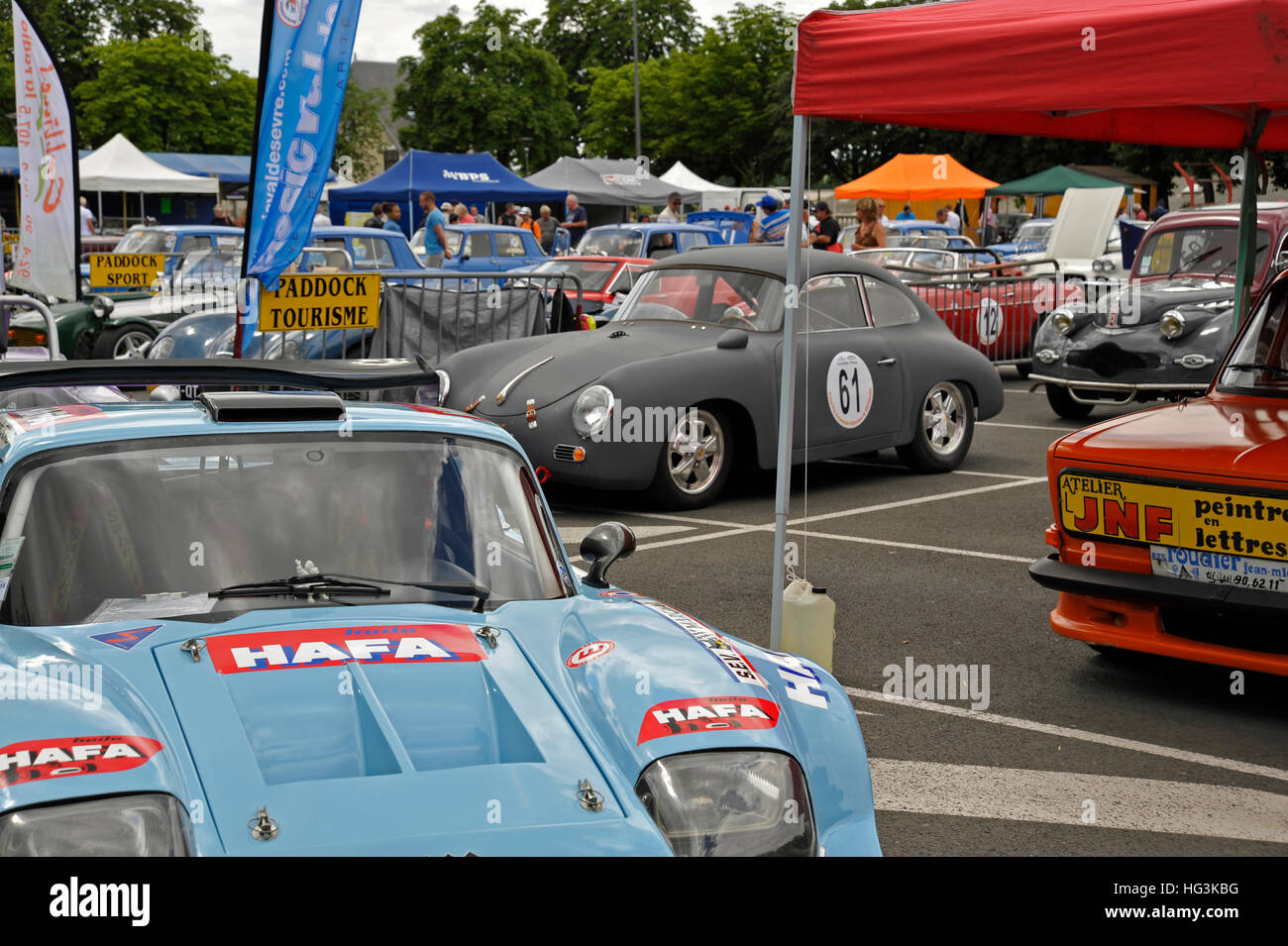 Boxenstopp bei dem Bressuire historic grand Prix in Frankreich Stockfoto