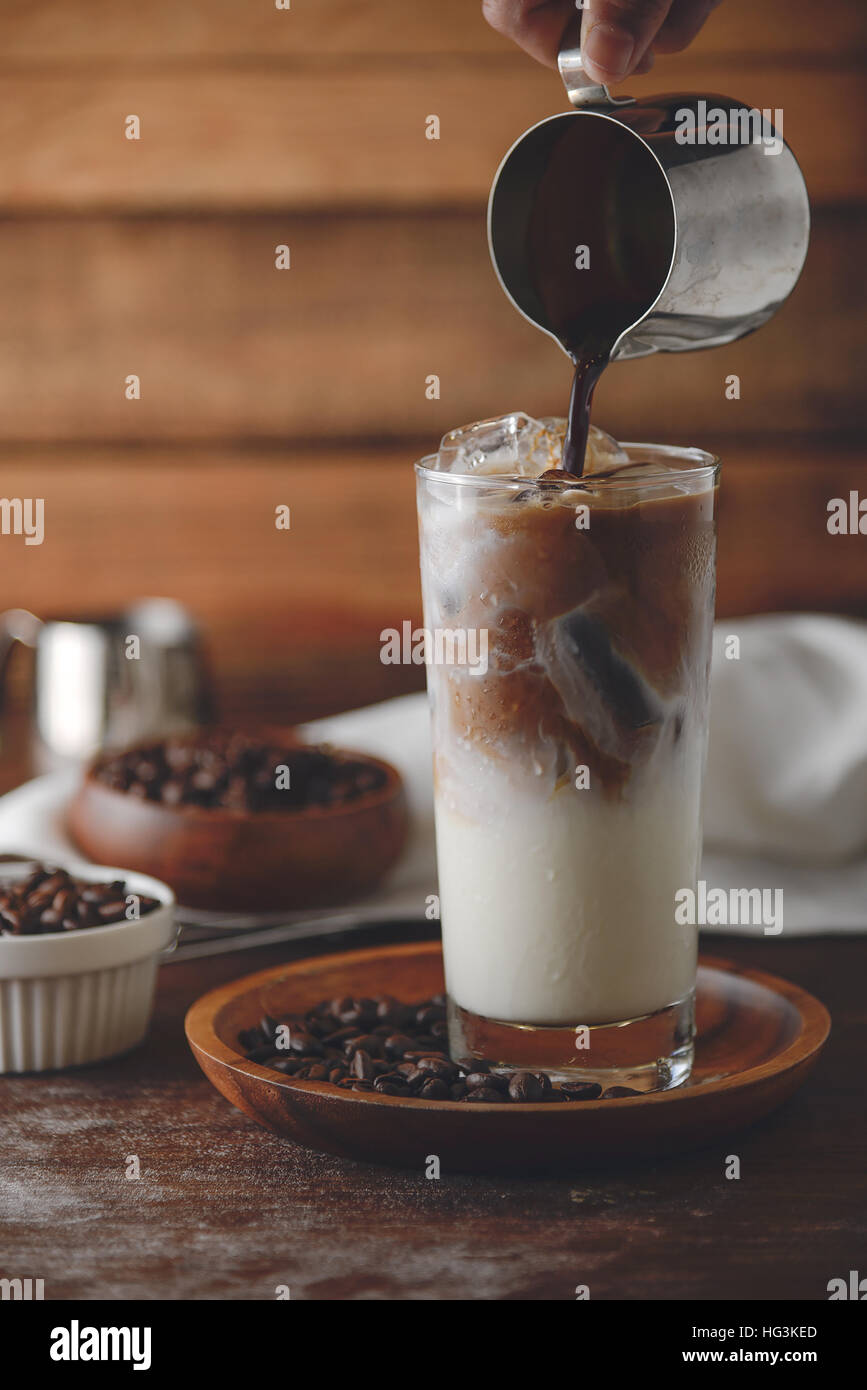 Kaffee und Milch auf Eis gießen Stockfoto