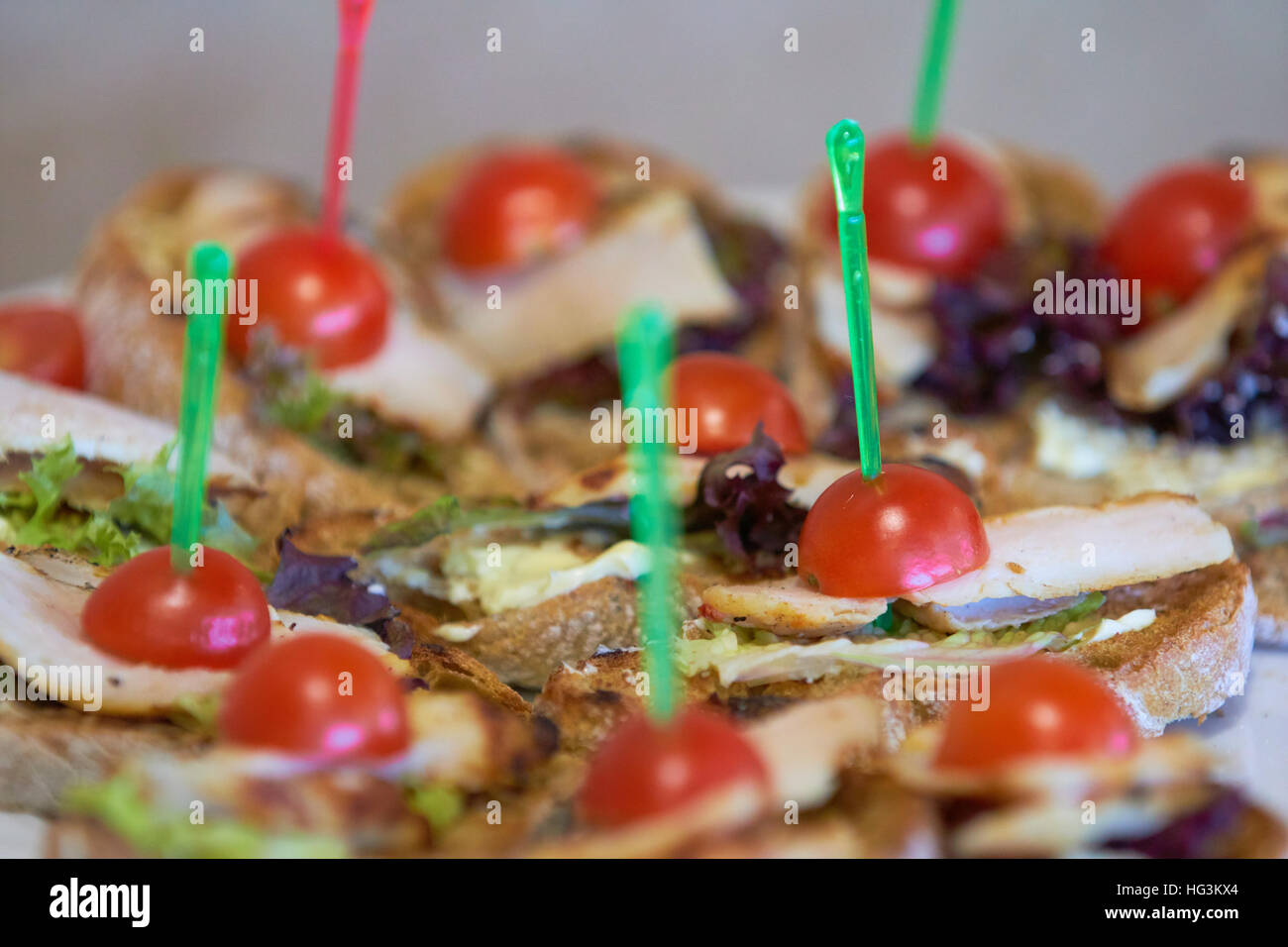 leckere Vorspeisen am Spieß am buffet Stockfoto