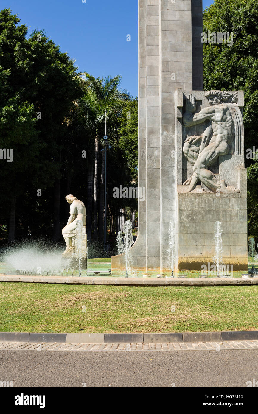 Statue und Brunnen-Denkmal im Parque Garcia Sanabria, Santa Cruz De Tenerife, Kanarische Inseln, Stockfoto