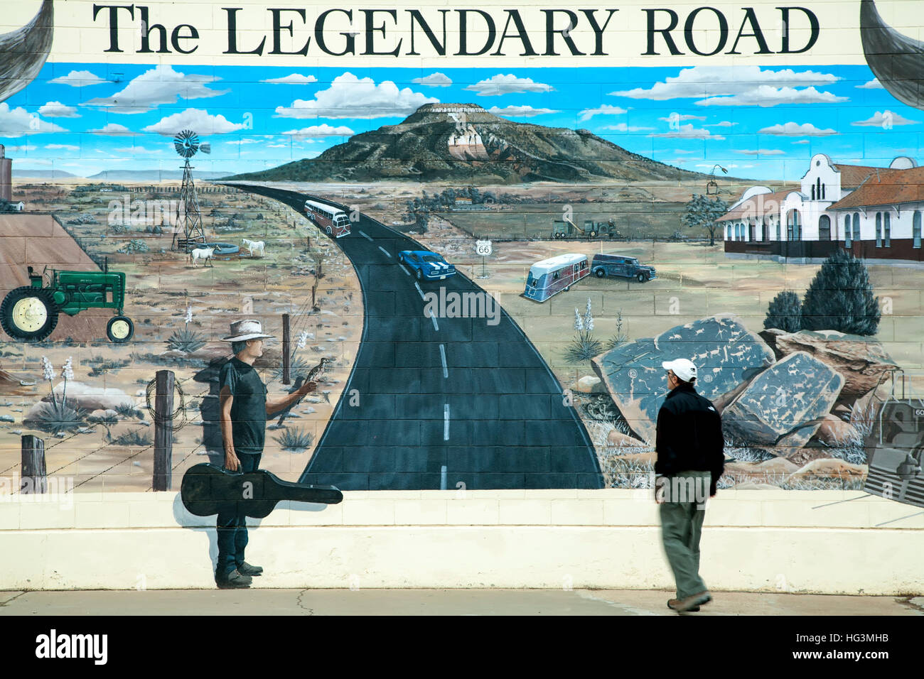 Mann und Route 66 Wandgemälde (von Doug und Sharon Quarles), Route 66, Tucumcari, New Mexico, Vereinigte Staaten Stockfoto