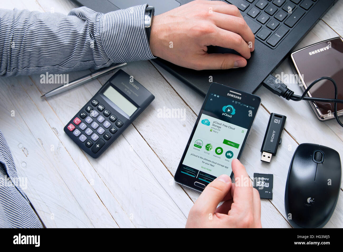 WROCLAW, Polen - 5. Oktober 2016: Mann installiert PWolke Anwendung auf Samsung A5. PWolke ist ein Online-Storage-Service. Stockfoto