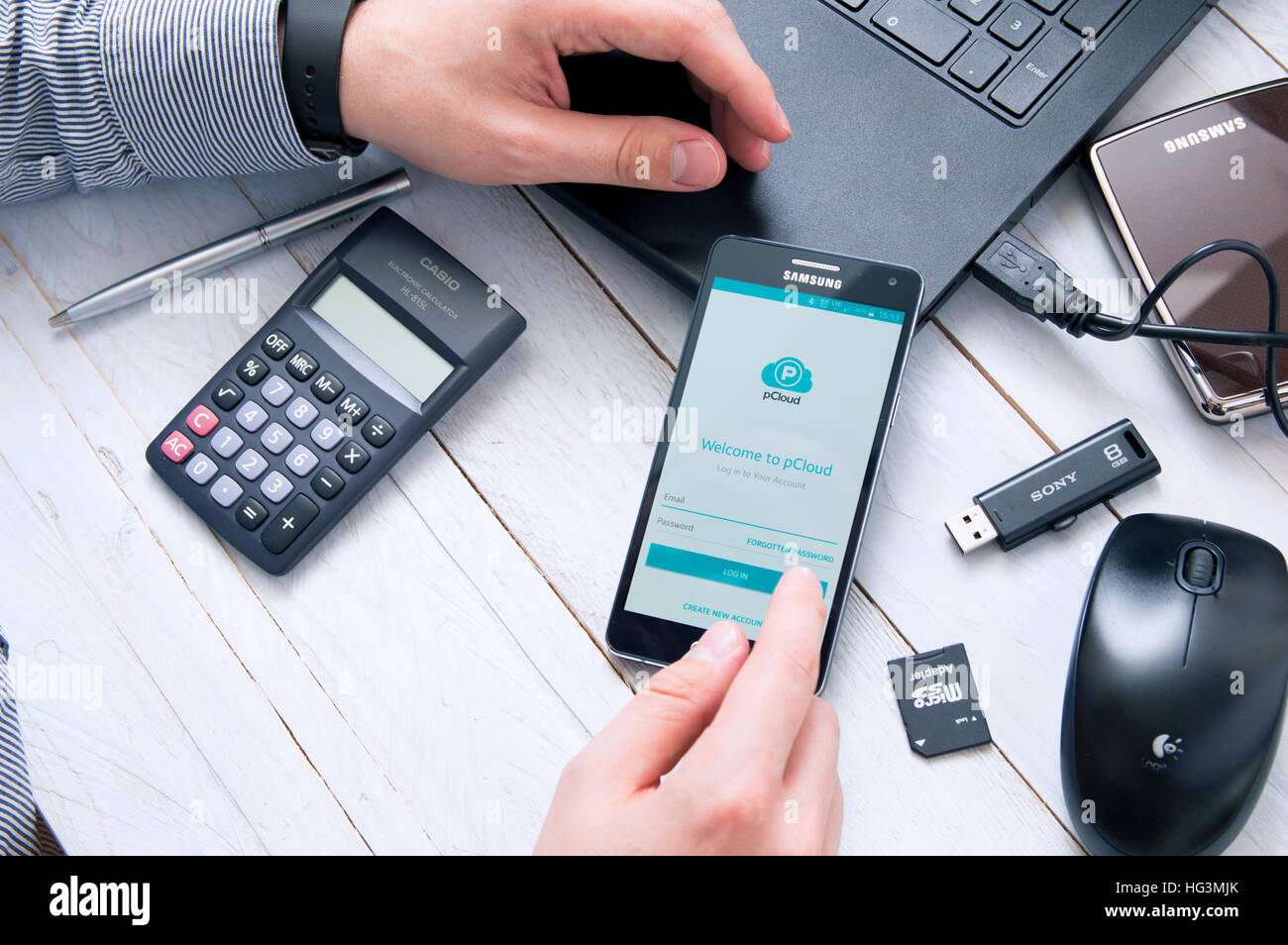 WROCLAW, Polen - 5. Oktober 2016: Man startet PWolke Anwendung auf Samsung A5. PWolke ist ein Online-Storage-Service. Stockfoto