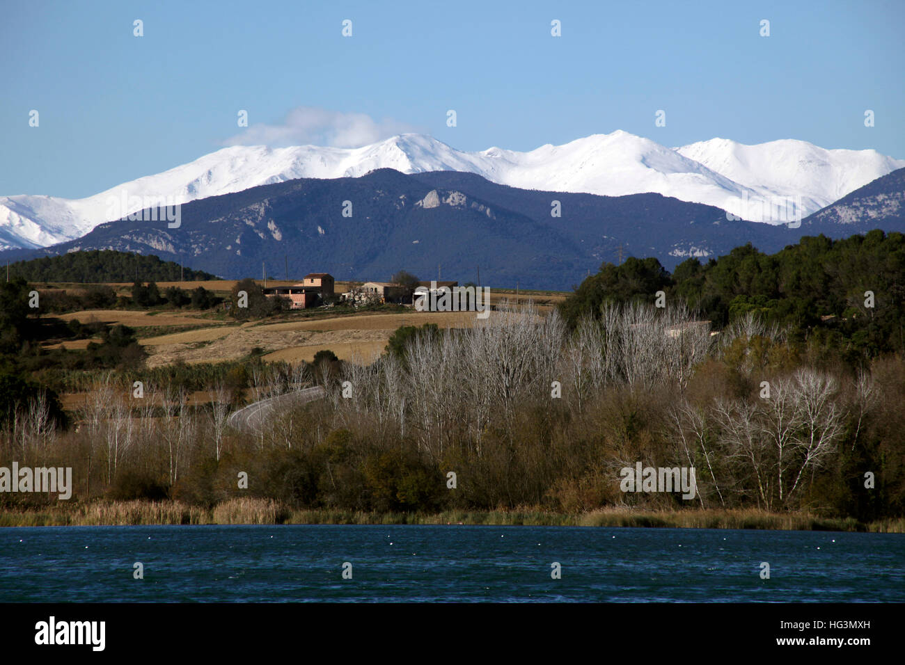 See von Banyoles, Pla de L´Estany, Girona, Katalonien, Spanien. Cadí Berg hinter mit Schnee bedeckt. Stockfoto