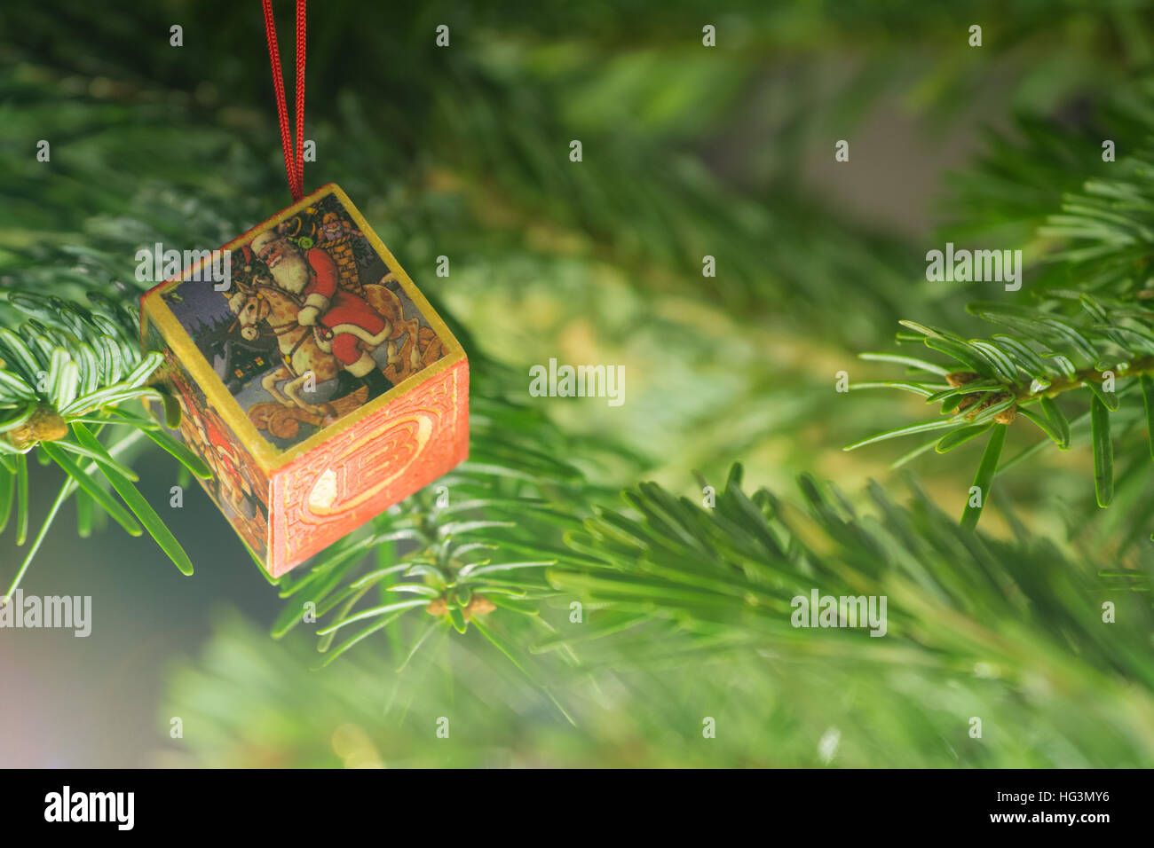 Traditionelle Dekoration am Weihnachtsbaum mit textfreiraum aus Holz Stockfoto