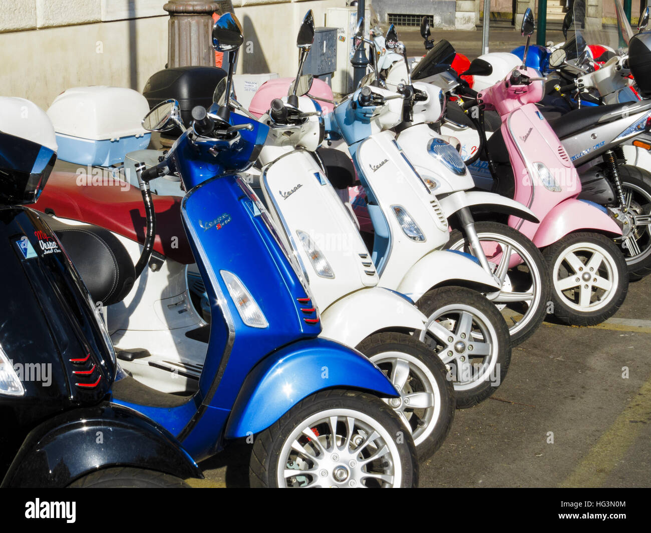 Vermietung-Vespas in Rom, Italien. Stockfoto