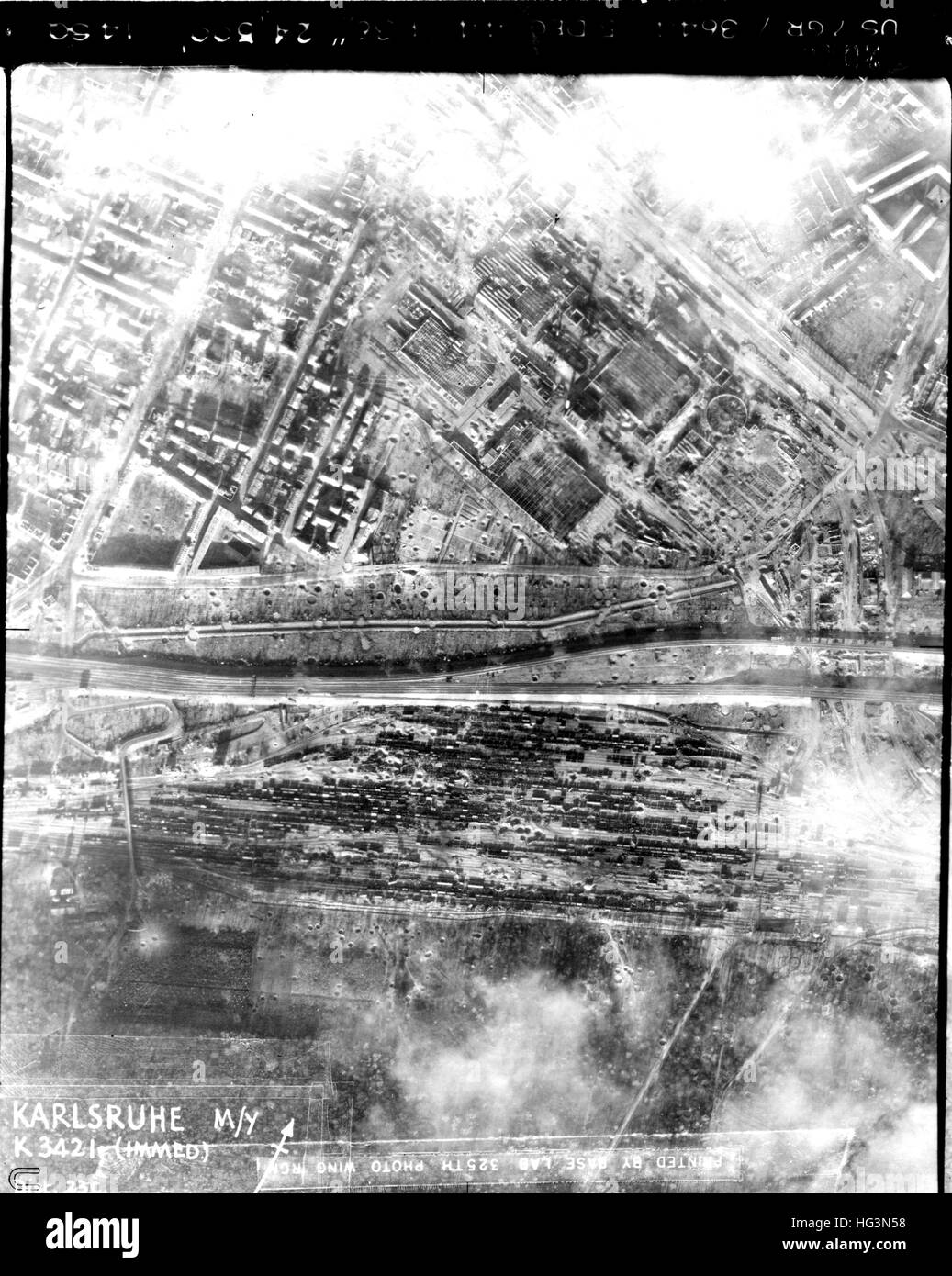 KARLSRUHE, Deutschland. Aufklärung-Foto von einer Spitfire von 542 Squadron RAF am 5. Dezember 1944 zeigt umfangreiche Bombe Beschädigung Gegend rund um den Hauptbahnhof in der unteren Hälfte des Bildes. Stockfoto