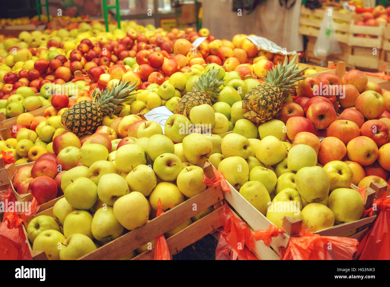 Kisten mit verschiedenen Arten von Apfel und Ananas Frucht am Bauernmarkt Stockfoto
