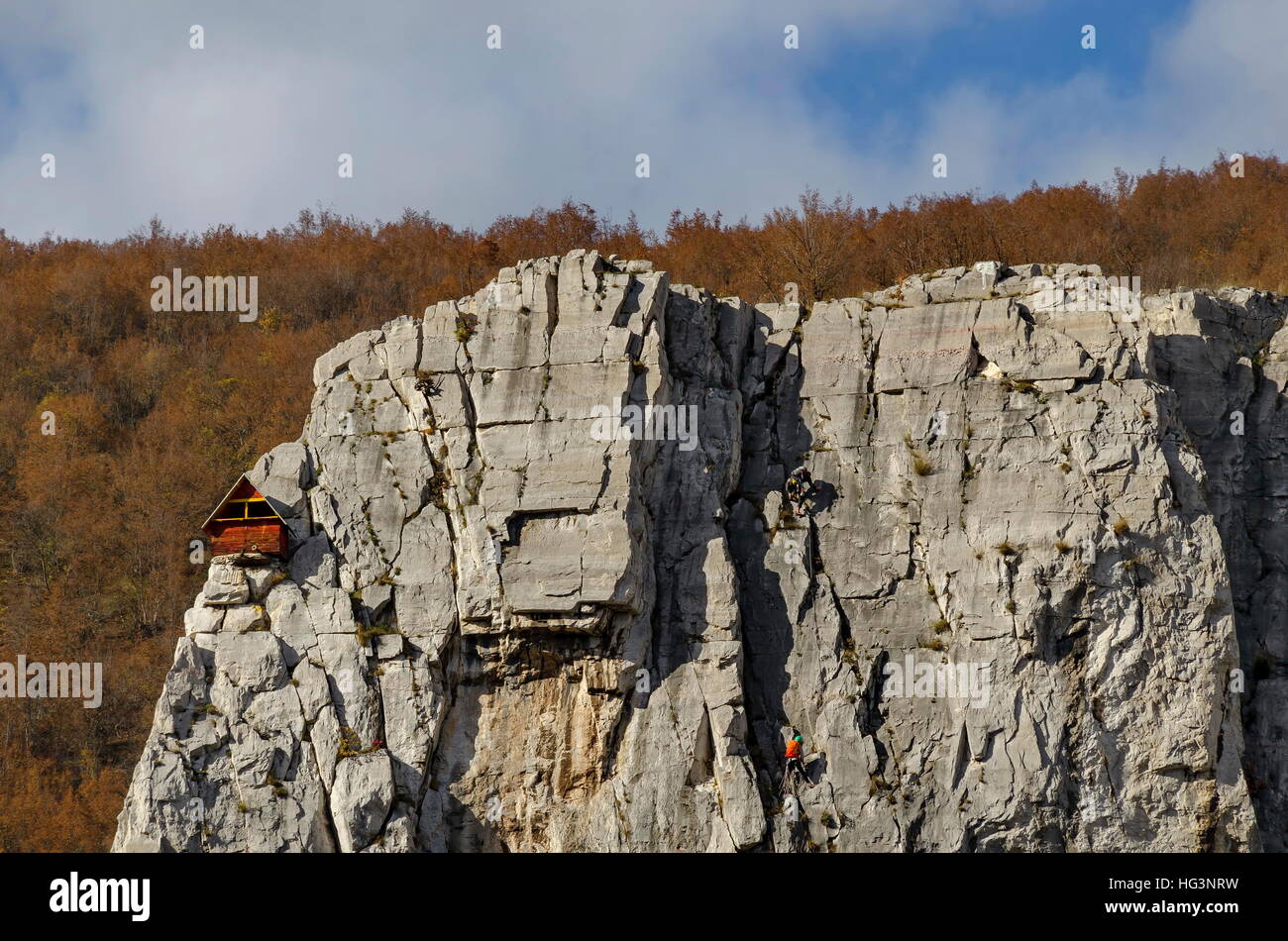 Rote Bergsteiger aus Holz Haus im Lakatnik Felsen und Bergsteiger, Iskar Flusses Verderbnis, Provinz Sofia, Bulgarien Stockfoto