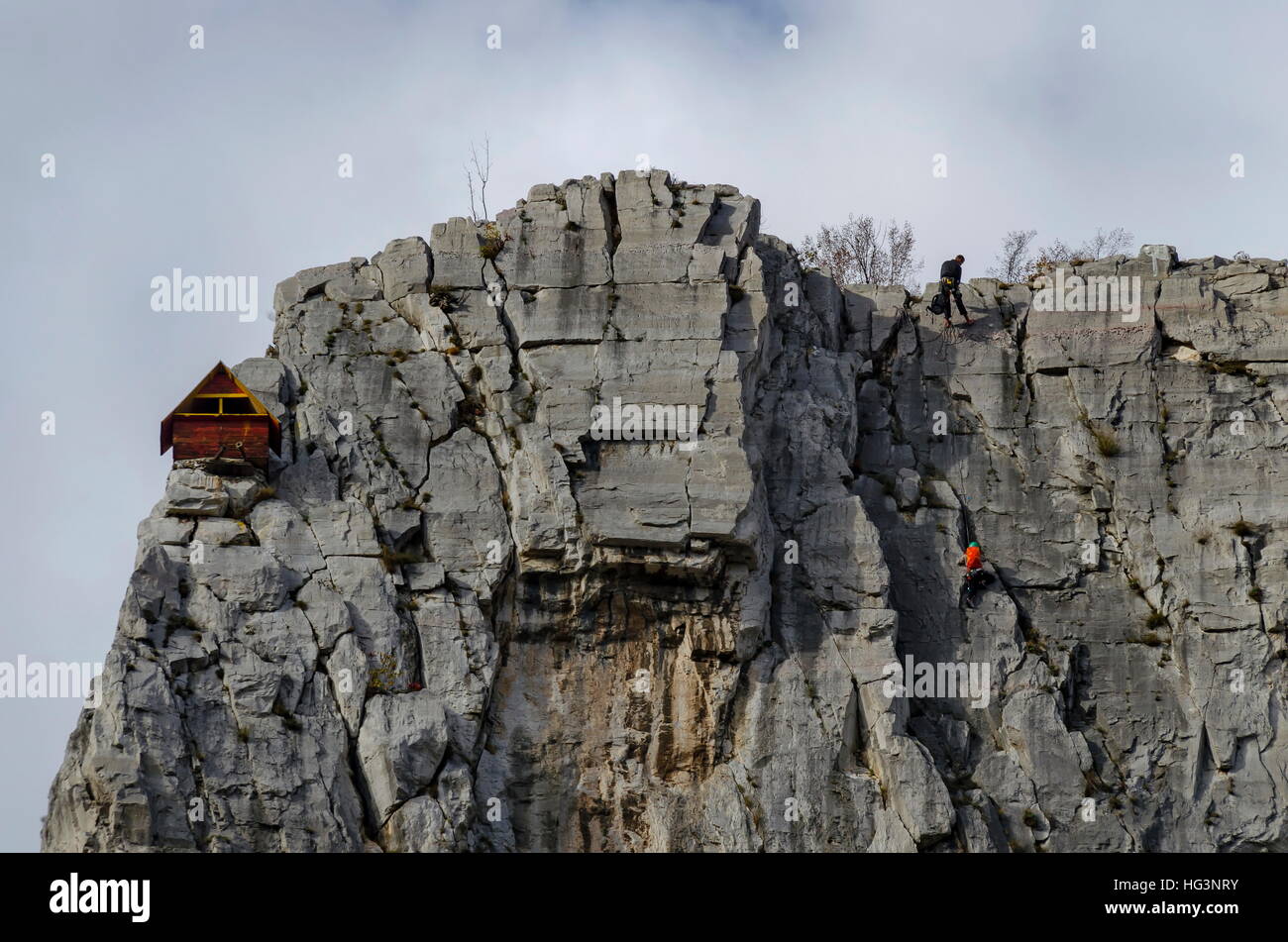 Rote Bergsteiger aus Holz Haus im Lakatnik Felsen und Bergsteiger, Iskar Flusses Verderbnis, Provinz Sofia, Bulgarien Stockfoto