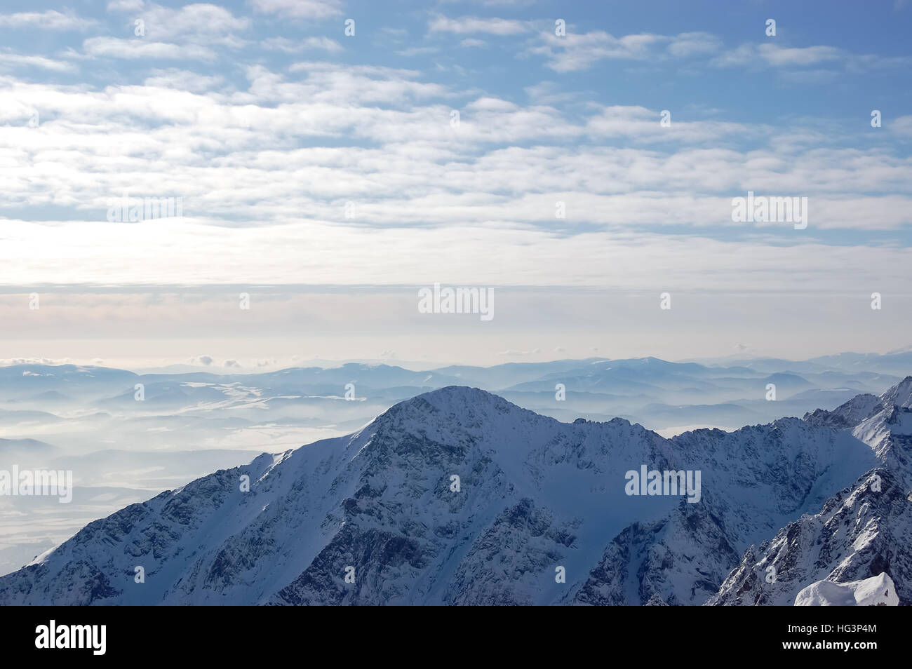 Sehen Sie die Berggipfel der hohen Tatra Lomnicky Spitze, Tatranska Lomnica, Slowakei. Stockfoto