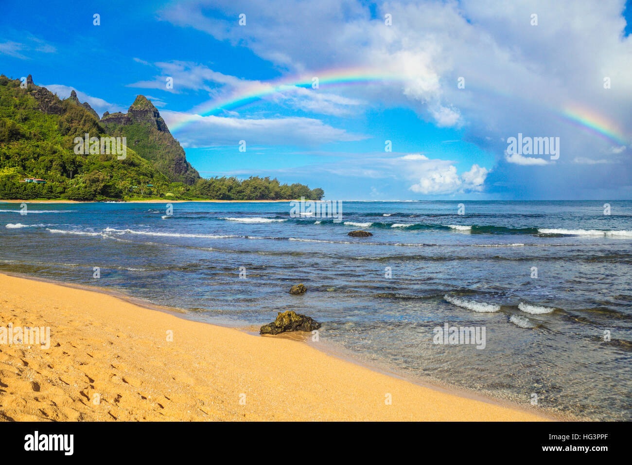 Regenbogen am Mt. Makana genannt Bali Hai, gesehen vom Strand am Haena, Kauai Stockfoto
