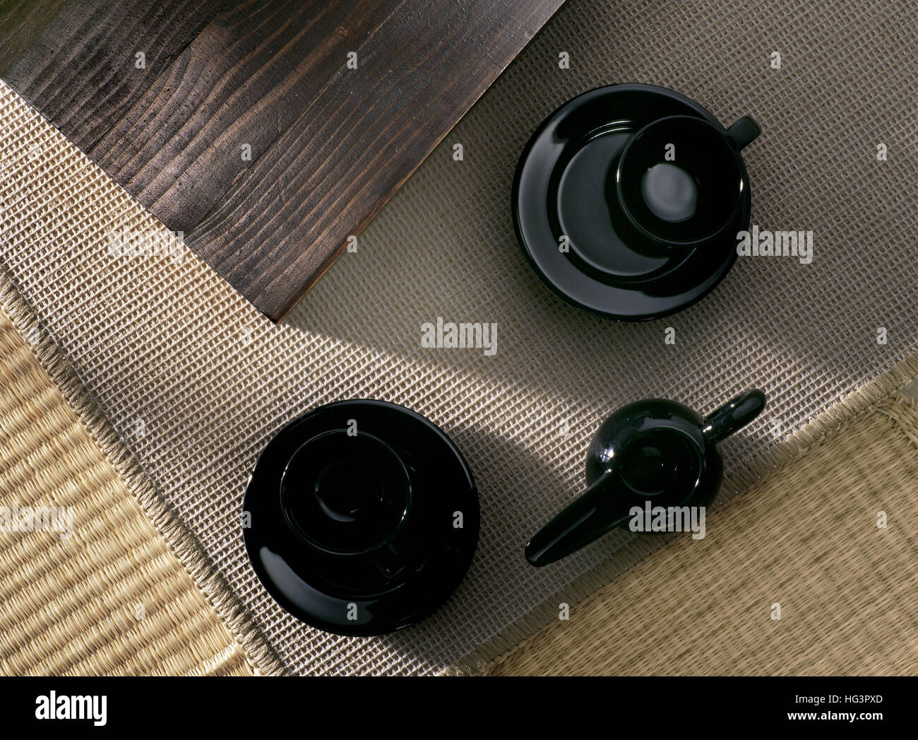 Stillleben mit Auswahl an leeren Espresso Kaffee-Tassen und Milchkännchen. Stockfoto