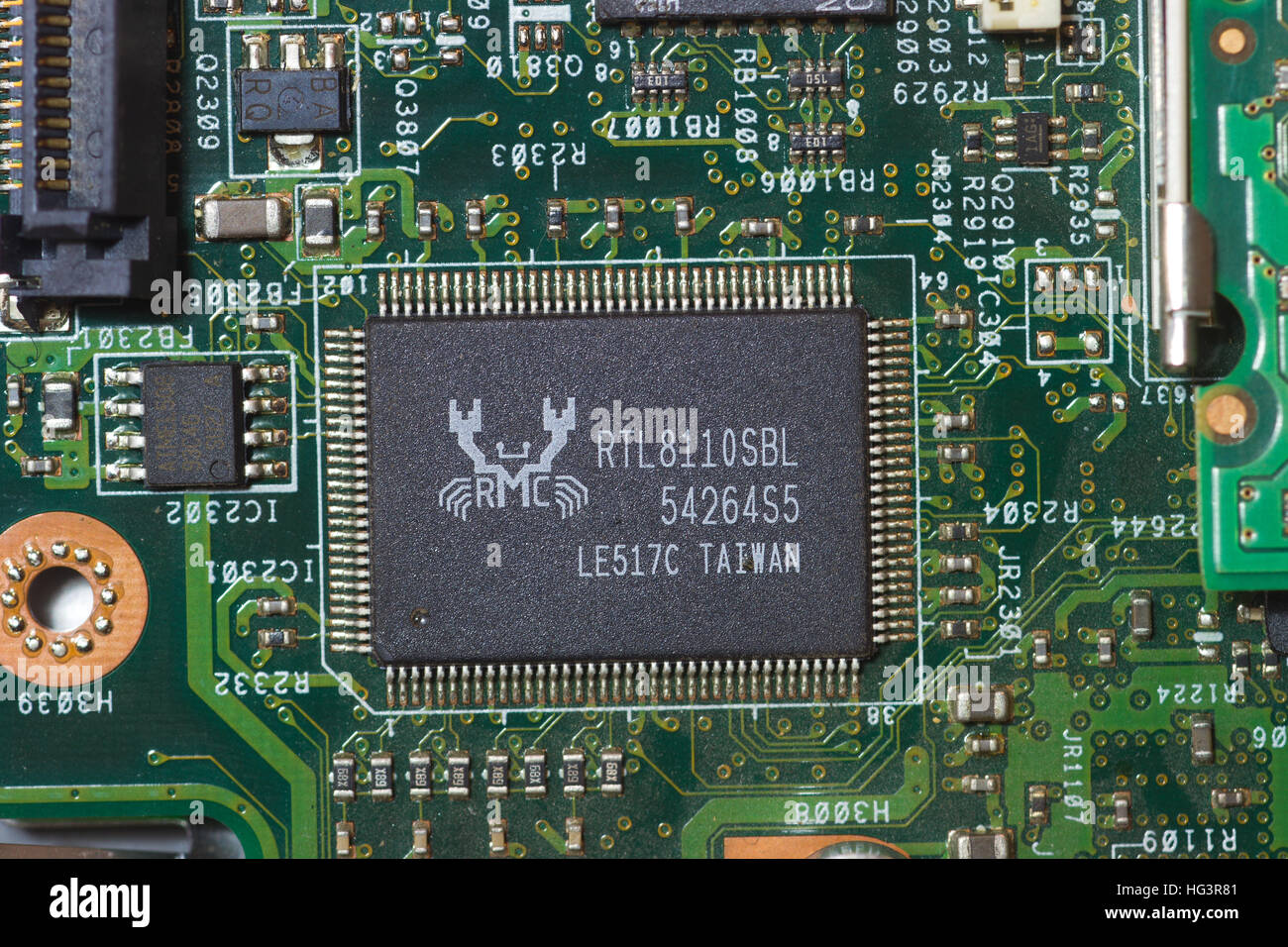 Computerplatine mit gelöteten Komponenten Stockfoto