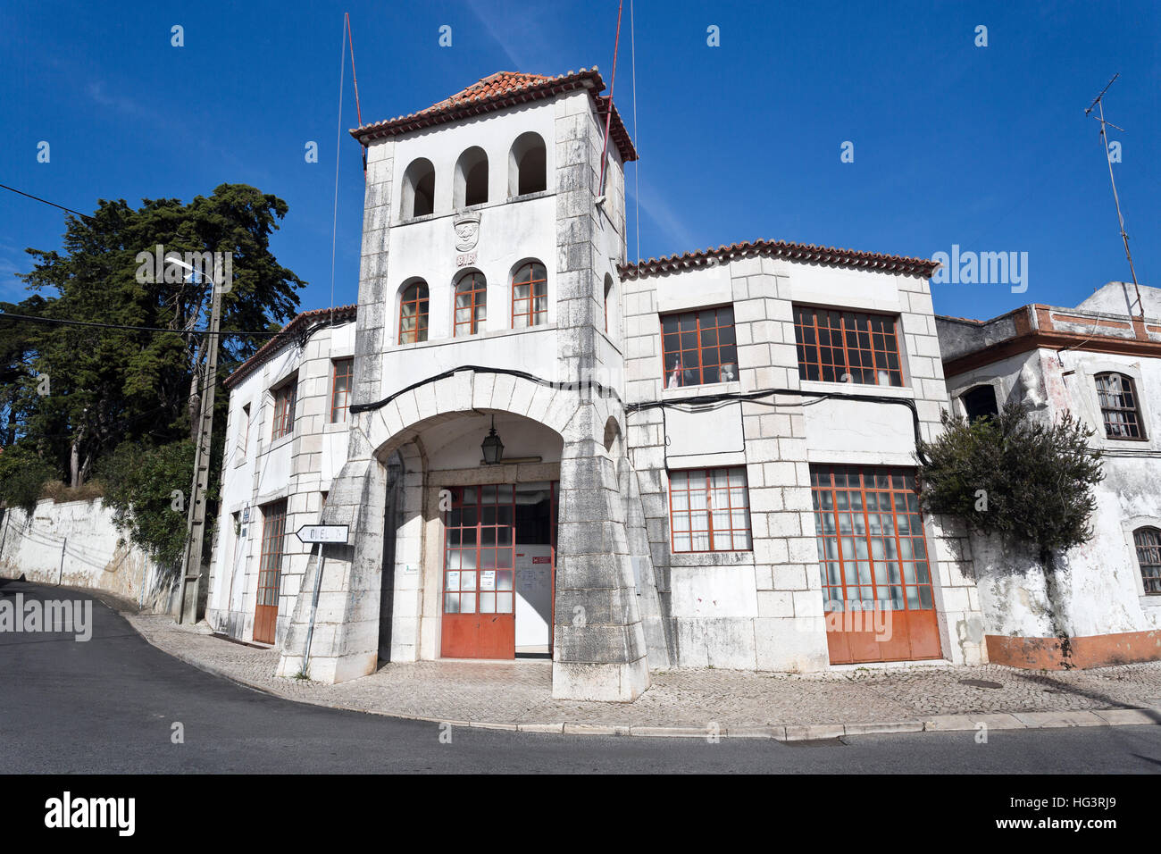 Fassade der ehemaligen Feuerwache in Barcarena, Portugal Stockfoto