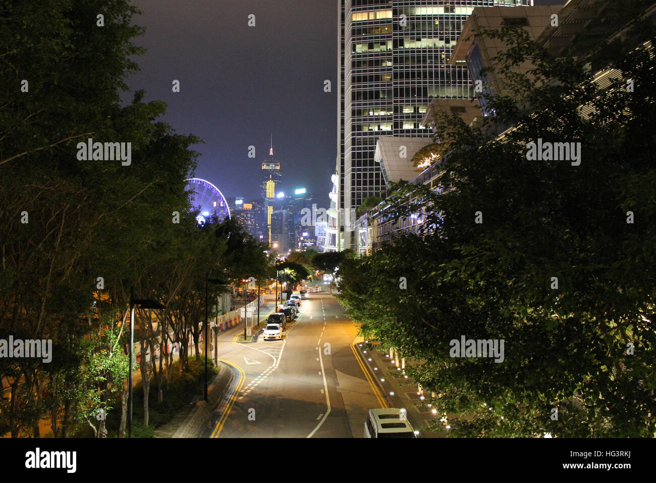 Einer verlassenen Straße in der Nacht im Zentrum von Hongkong Stockfoto