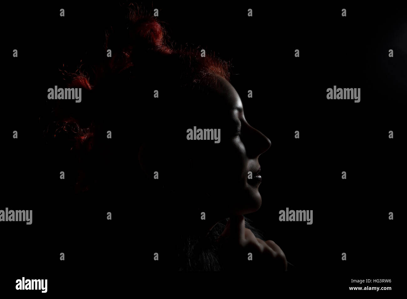 Roten Haaren Modell Silhouette vor schwarzem Hintergrund Stockfoto