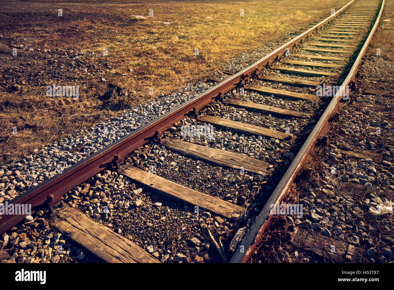 Alte Eisenbahn Spur durch Wiese Stockfoto