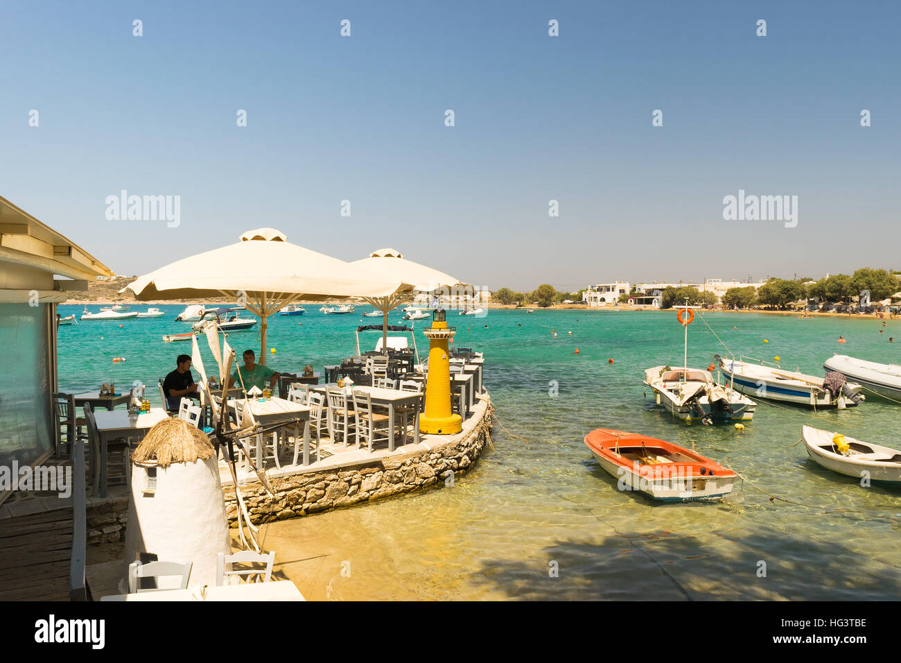 Paros, Griechenland 1. August 2016. Menschen genießen ihren Sommerurlaub am Strand von Aliki auf Paros in Griechenland. Stockfoto