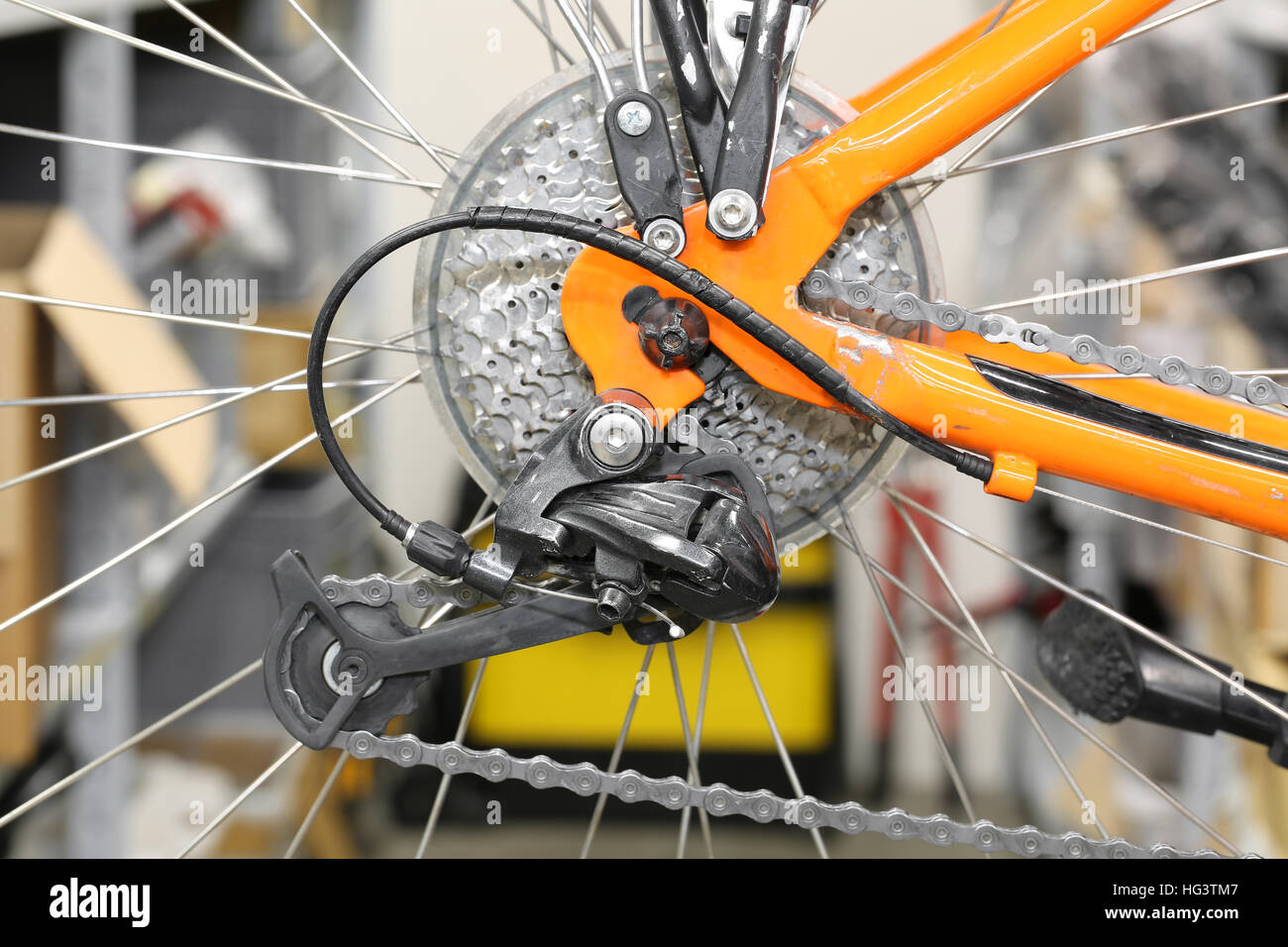 Kettenblätter und Schaltwerk eines orange Bikes Stockfoto