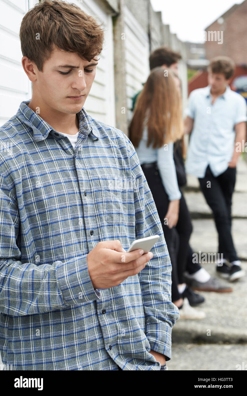 Teenager mit Handy im städtischen Umfeld Stockfoto