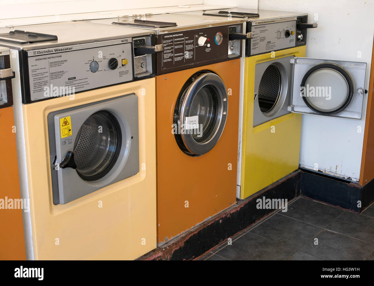 Bunte Waschmaschinen in einem Waschsalon im Pool Cornwall, England UK. Stockfoto