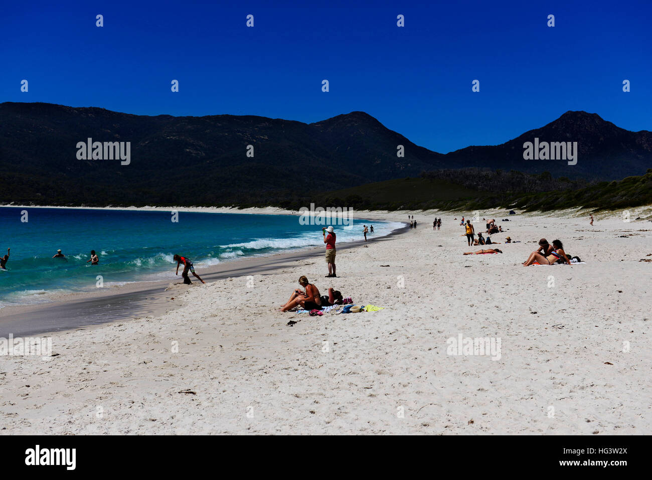 Sonnenbaden am Strand Wineglass Bay in Tasmanien, Australien. Stockfoto