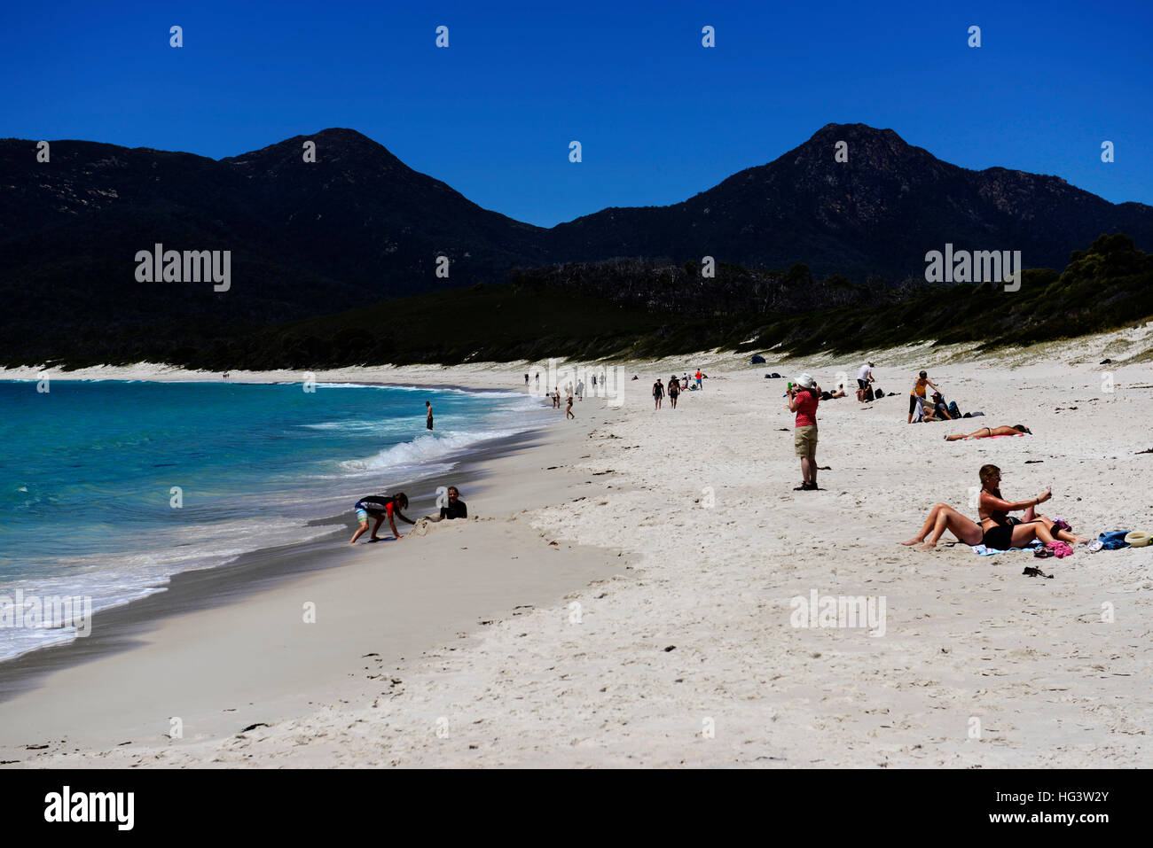 Sonnenbaden am Strand Wineglass Bay in Tasmanien, Australien. Stockfoto