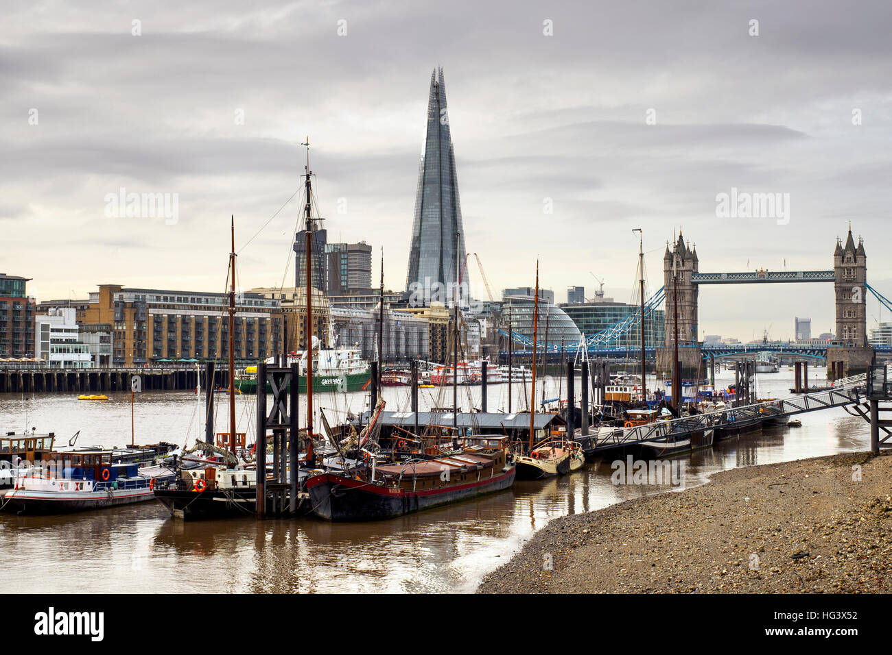 Die Tower Bridge und der Shard - London, England Stockfoto