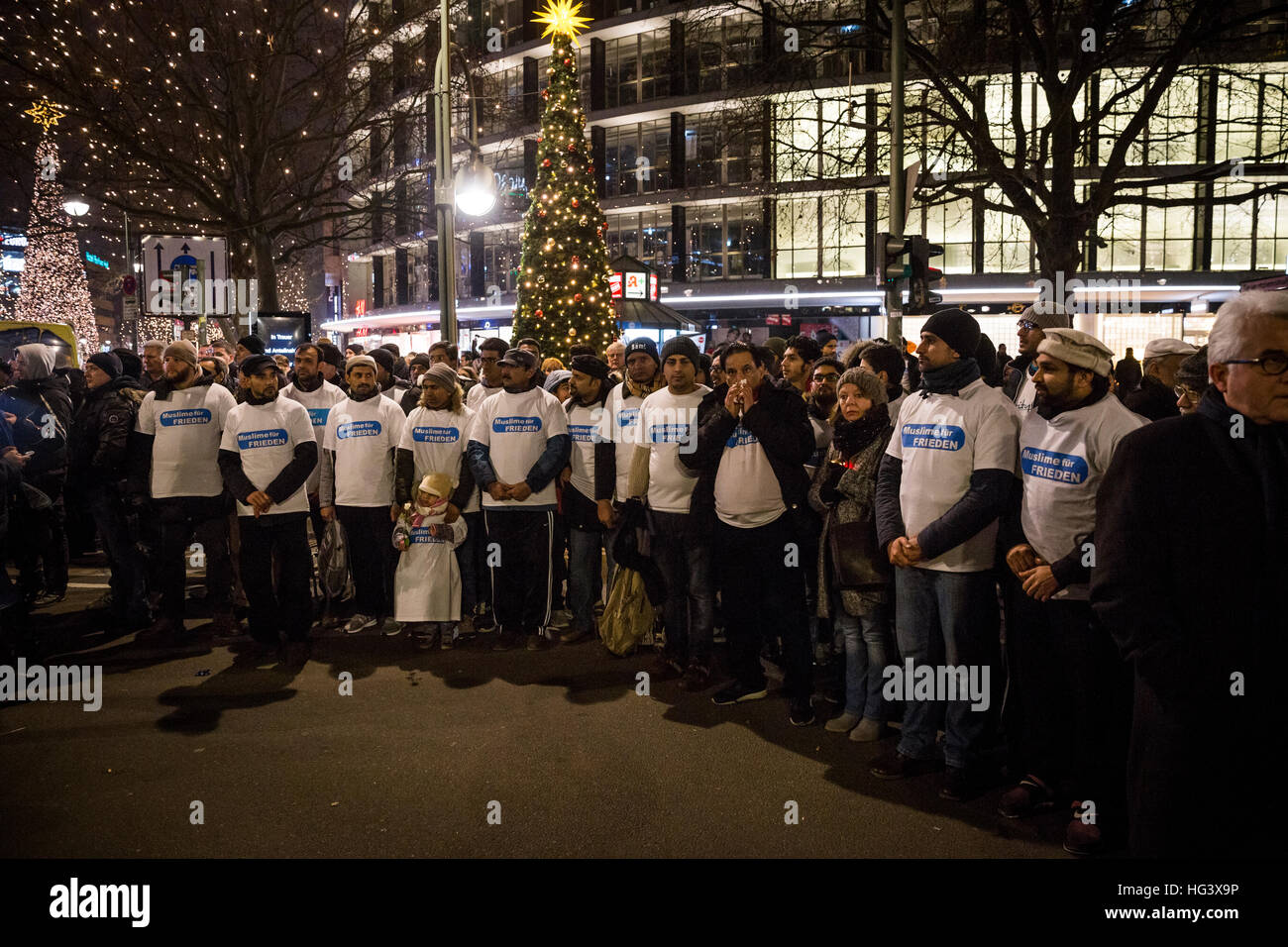 Muslime für Frieden sammeln bei einer Trauerfeier am Tag nach dem Terroranschlag in Berlin, Deutschland am 19. Dezember 2016. Stockfoto