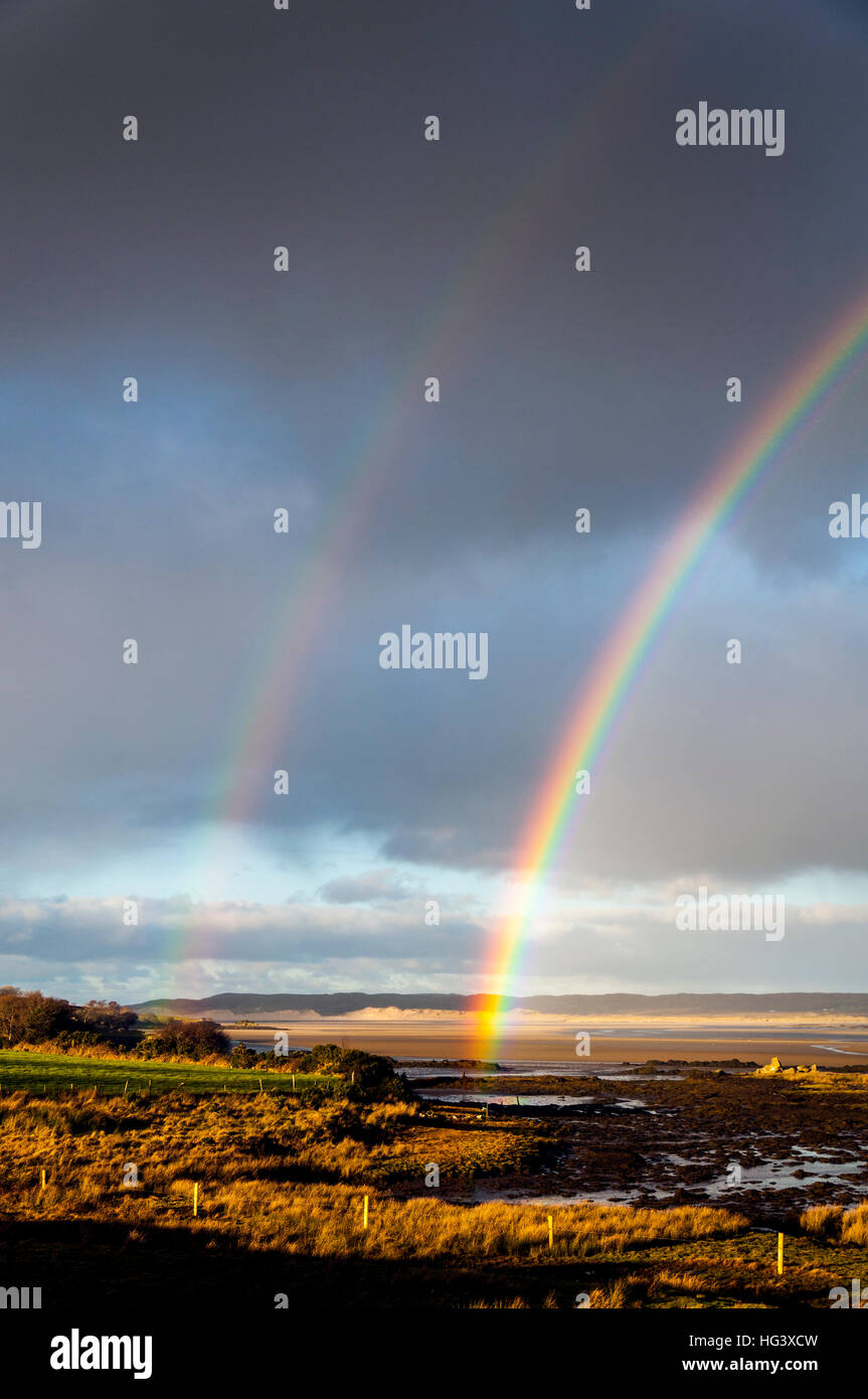 Donegal Regenbogen in Landschaft am Wild Atlantic Way Stockfoto