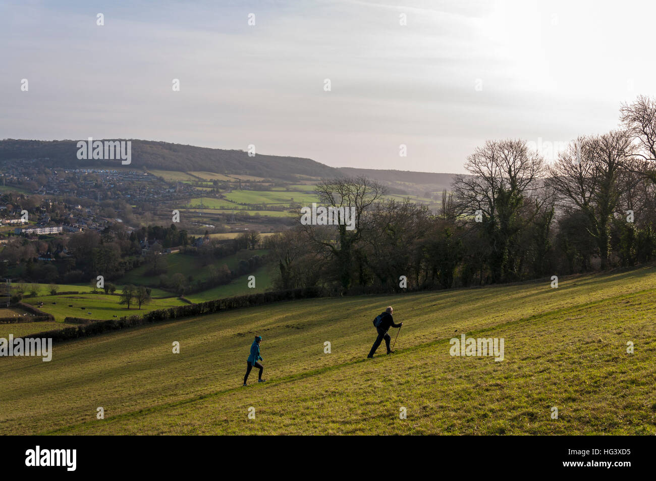 Winterwanderer Klettern wenig Solsbury Hill, furnished, Somerset, England, UK Stockfoto