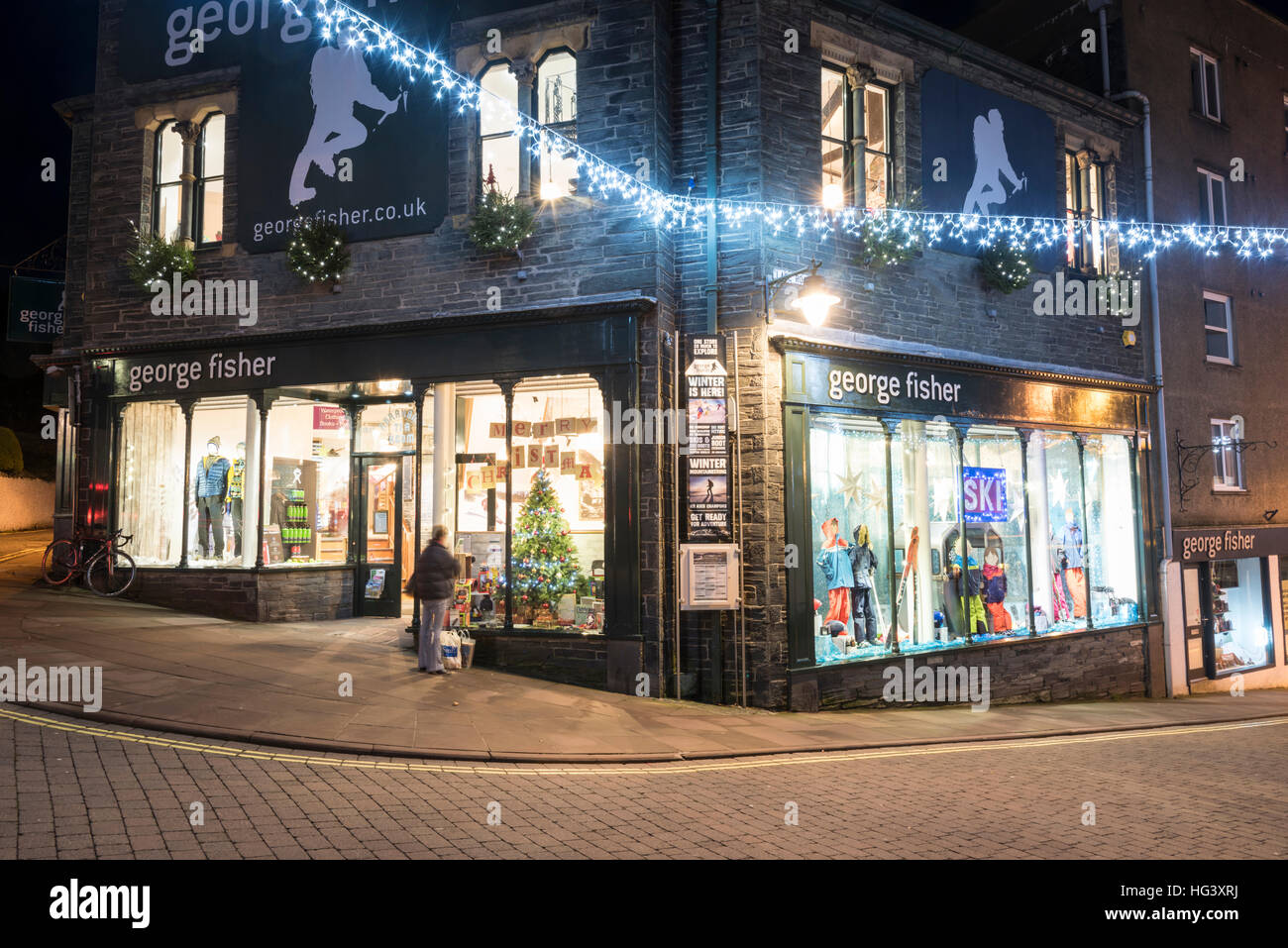 Die George Fisher outdoor Bekleidung Shop und Weihnachtsbeleuchtung und Straße Dekorationen in Keswick Seenplatte Cumbria UK Stockfoto