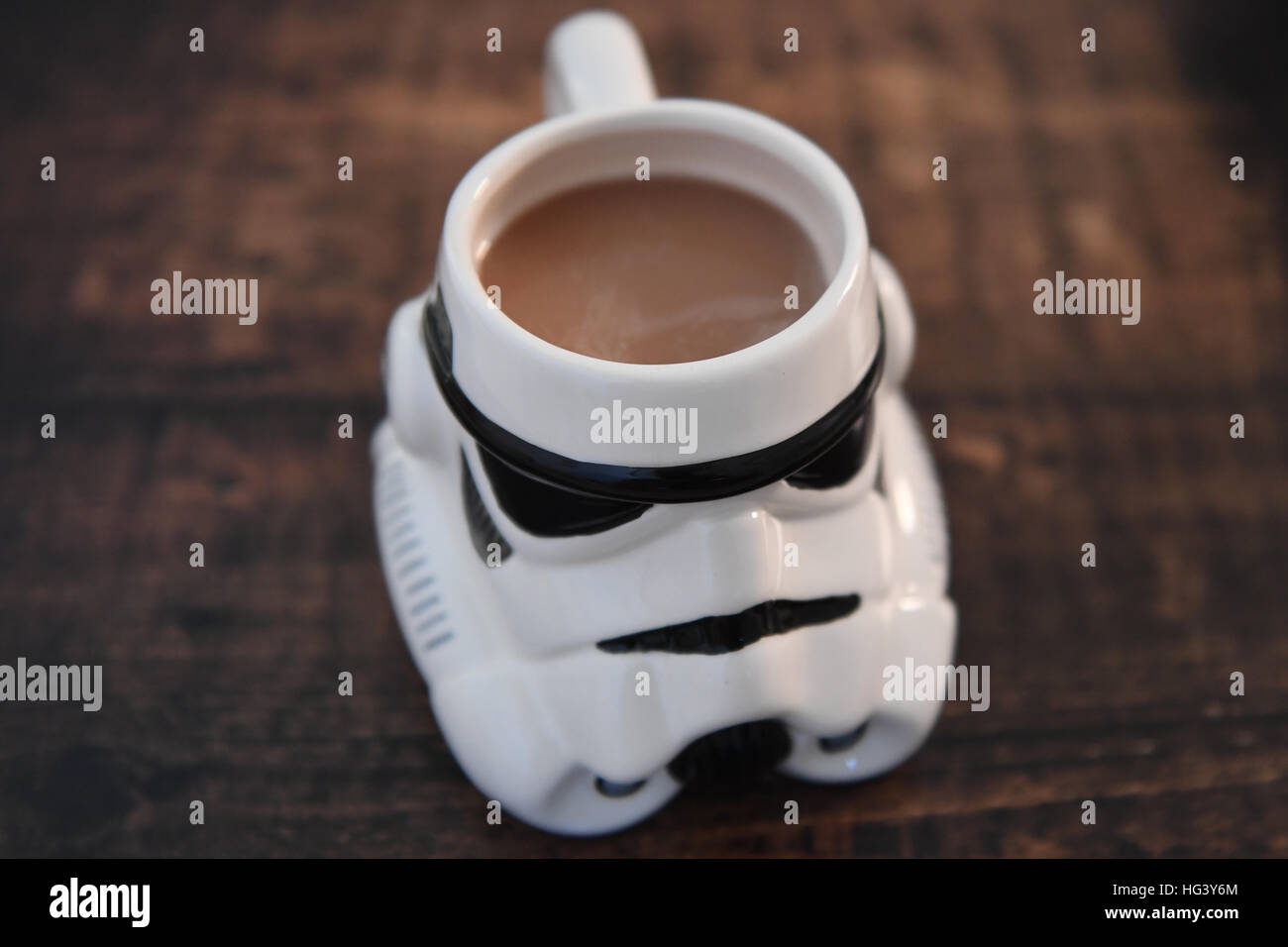 Storm Trooper Helm Becher gefüllt mit Tee auf einem dunklen Holztisch, Star Wars Merchandise. Stockfoto Storm Trooper Helm Becher gefüllt mit Tee auf einem dunklen Holztisch, Star Wars Merchandise. Stockfoto
