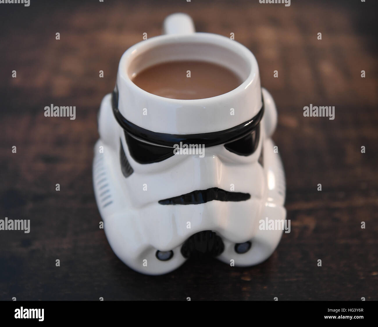 Storm Trooper Helm Becher gefüllt mit Tee auf einem dunklen Holztisch. Stockfoto Storm Trooper Helm Becher gefüllt mit Tee auf einem dunklen Holztisch. Stockfoto