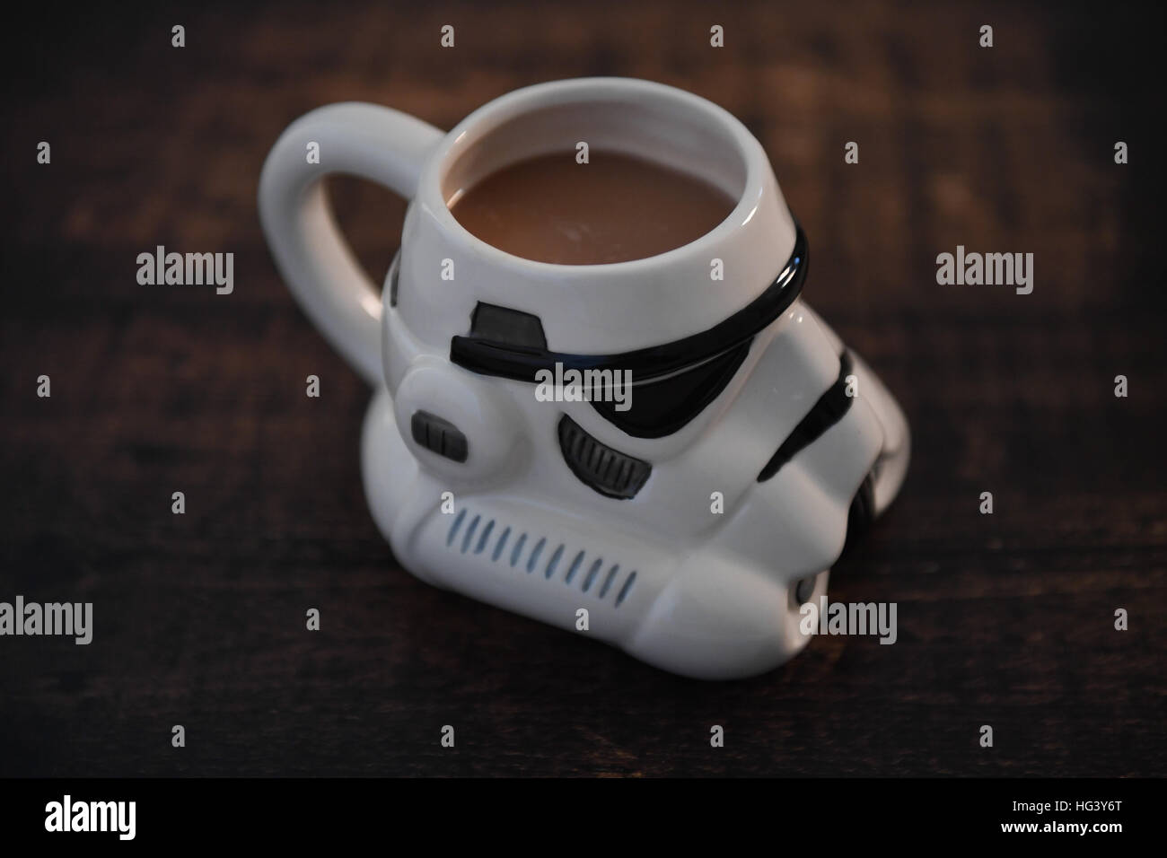 Storm Trooper Helm Becher mit Tee gefüllt Stockfoto Storm Trooper Helm Becher mit Tee gefüllt Stockfoto