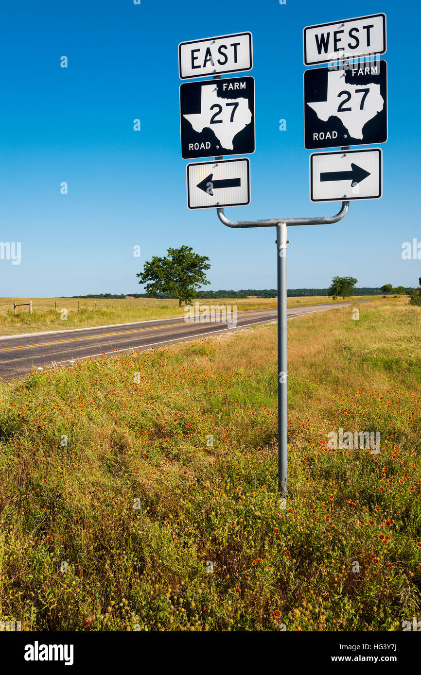 Straßenschild in einen Feldweg in der Texas-Landschaft in den USA;  Konzept für Roadtrip in den USA Stockfoto