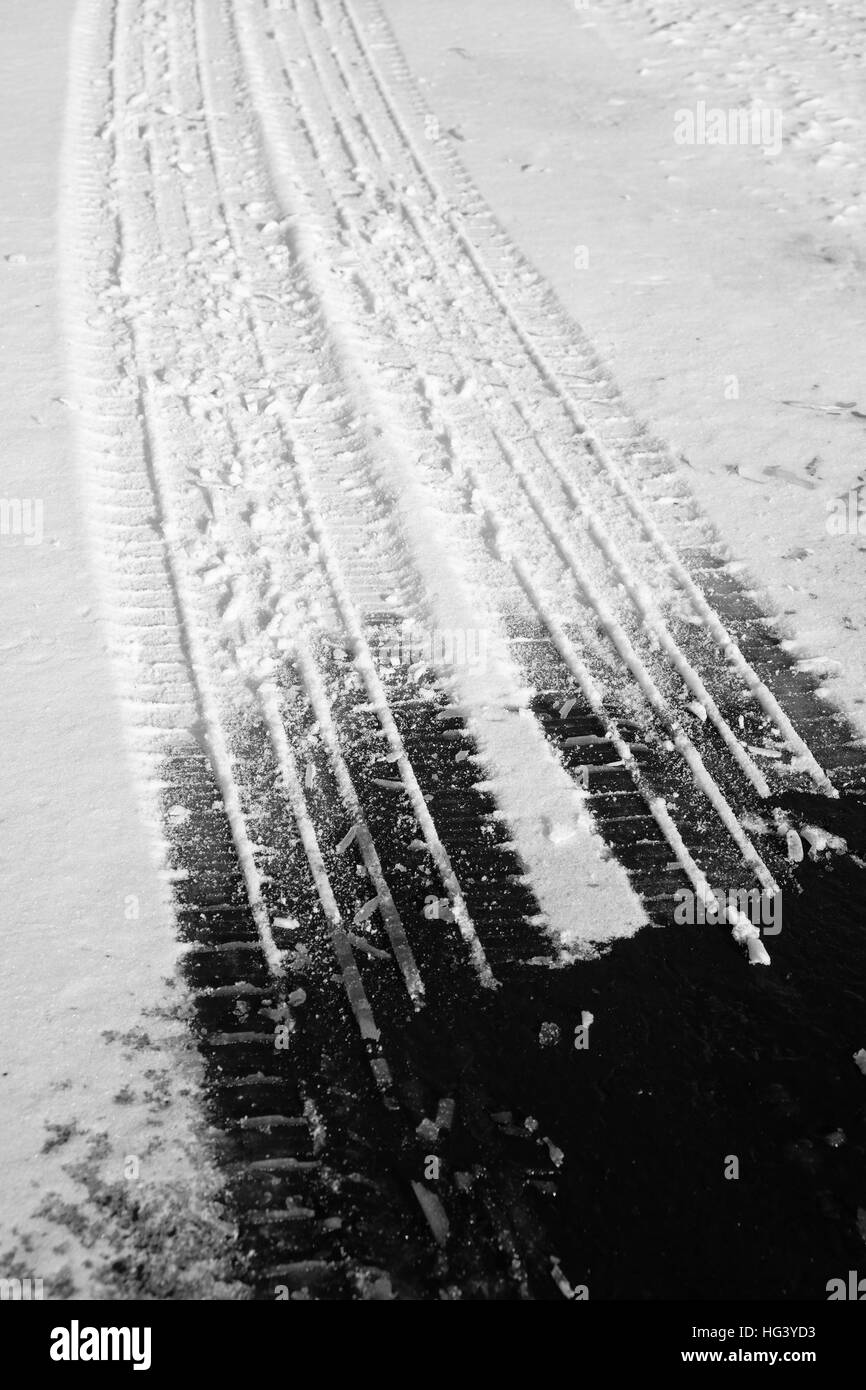 Straße Fahrbahn mit Schnee und Eis Auto Tracks rutschig Stockfoto